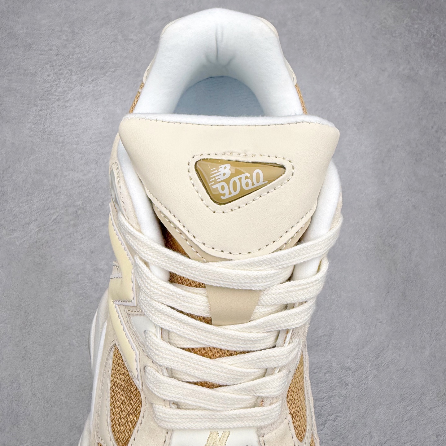 图片[5]-＃TG纯原特价福利 New Balance NB9060系列 新百伦绒面革网布经典百搭防滑耐磨透气低帮生活休闲鞋 全套原楦原纸板原厂数据开发 进口三明治网面 原装进口翻毛皮料正确绒感卡色 正确中底拉帮中底网布细节 原厂标裁 带紫光防伪 定制后跟透明水晶模块 冲裁组合 大底贴合程度胶水上色把控完美 整洁度挑战全网艺术家 多道序QC把关品质完善 匠心打造 耗时两个月开发完成 工艺极其复杂难度可想而知 新开独立私模大底 全网唯一正确六层组合大底 高端零售专供产物 尺码：36 37 37.5 38 38.5 39 40 40.5 41 42 42.5 43 44 45 46.5-选品中心