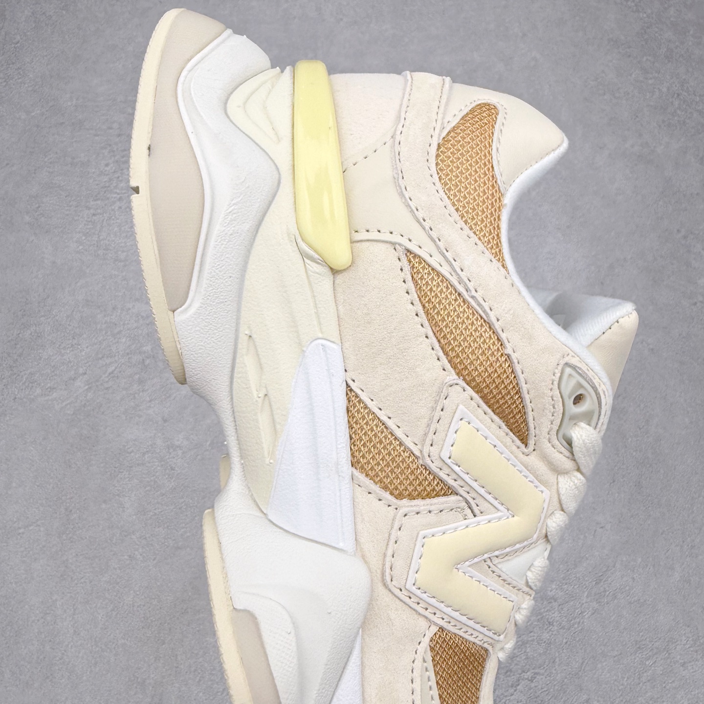 图片[6]-＃TG纯原特价福利 New Balance NB9060系列 新百伦绒面革网布经典百搭防滑耐磨透气低帮生活休闲鞋 全套原楦原纸板原厂数据开发 进口三明治网面 原装进口翻毛皮料正确绒感卡色 正确中底拉帮中底网布细节 原厂标裁 带紫光防伪 定制后跟透明水晶模块 冲裁组合 大底贴合程度胶水上色把控完美 整洁度挑战全网艺术家 多道序QC把关品质完善 匠心打造 耗时两个月开发完成 工艺极其复杂难度可想而知 新开独立私模大底 全网唯一正确六层组合大底 高端零售专供产物 尺码：36 37 37.5 38 38.5 39 40 40.5 41 42 42.5 43 44 45 46.5-选品中心