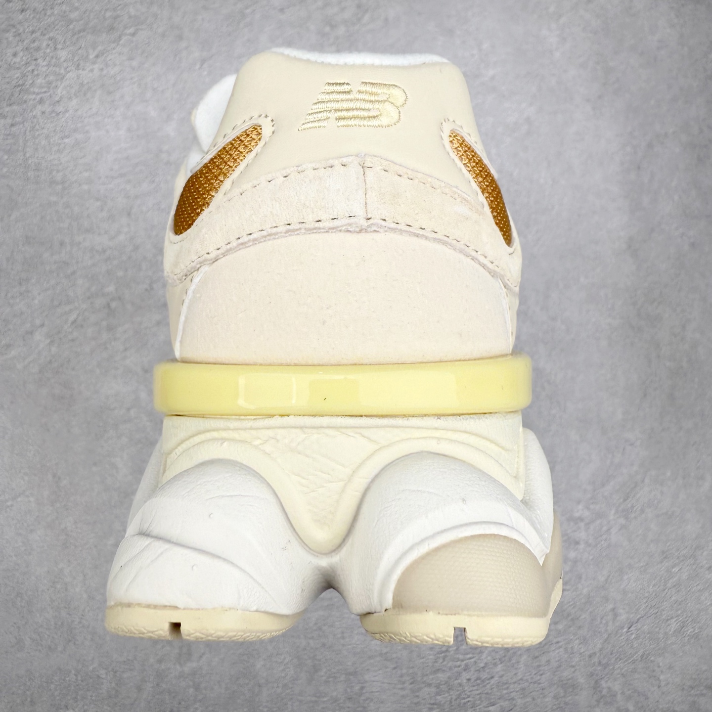 图片[8]-＃TG纯原特价福利 New Balance NB9060系列 新百伦绒面革网布经典百搭防滑耐磨透气低帮生活休闲鞋 全套原楦原纸板原厂数据开发 进口三明治网面 原装进口翻毛皮料正确绒感卡色 正确中底拉帮中底网布细节 原厂标裁 带紫光防伪 定制后跟透明水晶模块 冲裁组合 大底贴合程度胶水上色把控完美 整洁度挑战全网艺术家 多道序QC把关品质完善 匠心打造 耗时两个月开发完成 工艺极其复杂难度可想而知 新开独立私模大底 全网唯一正确六层组合大底 高端零售专供产物 尺码：36 37 37.5 38 38.5 39 40 40.5 41 42 42.5 43 44 45 46.5-选品中心