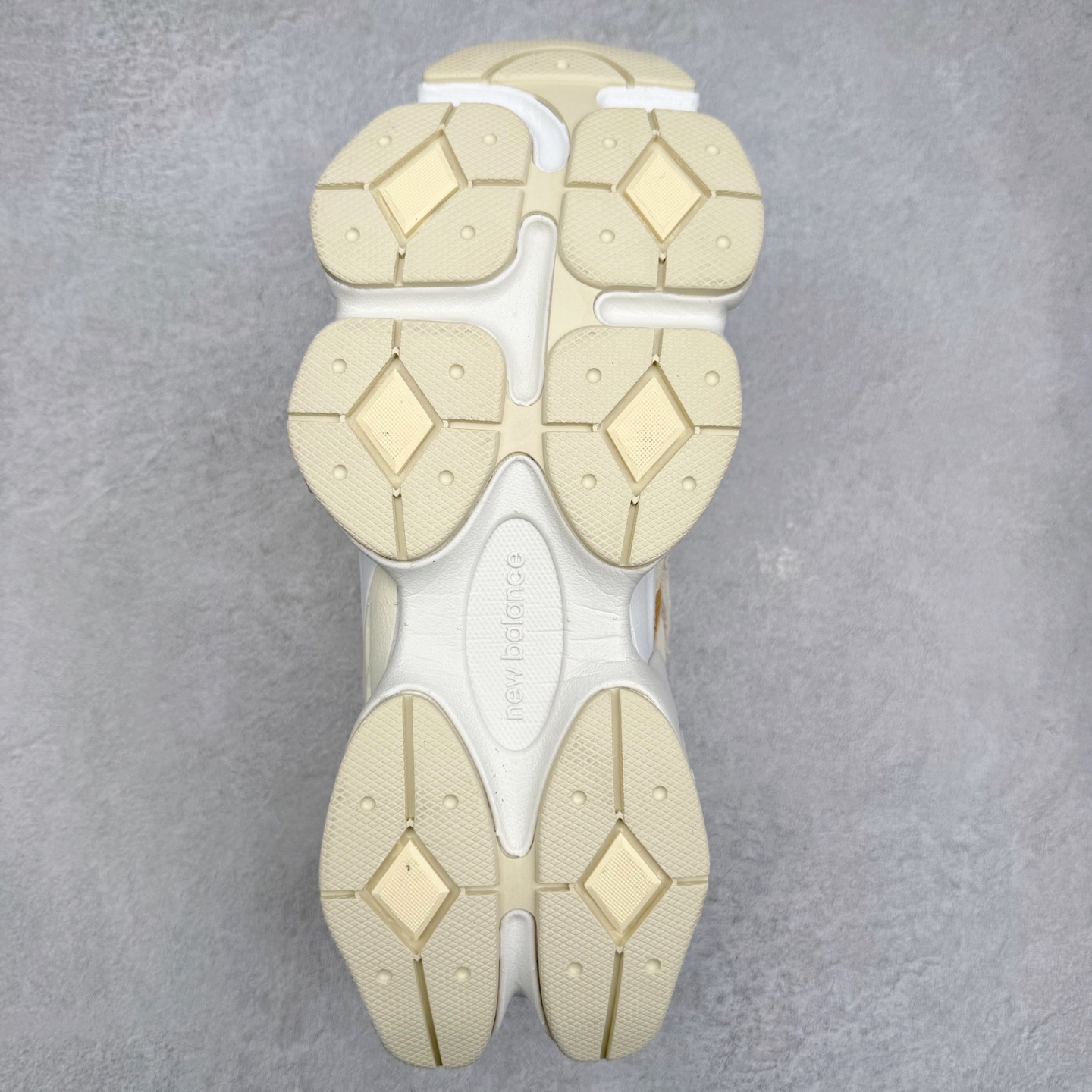 图片[9]-＃TG纯原特价福利 New Balance NB9060系列 新百伦绒面革网布经典百搭防滑耐磨透气低帮生活休闲鞋 全套原楦原纸板原厂数据开发 进口三明治网面 原装进口翻毛皮料正确绒感卡色 正确中底拉帮中底网布细节 原厂标裁 带紫光防伪 定制后跟透明水晶模块 冲裁组合 大底贴合程度胶水上色把控完美 整洁度挑战全网艺术家 多道序QC把关品质完善 匠心打造 耗时两个月开发完成 工艺极其复杂难度可想而知 新开独立私模大底 全网唯一正确六层组合大底 高端零售专供产物 尺码：36 37 37.5 38 38.5 39 40 40.5 41 42 42.5 43 44 45 46.5-选品中心