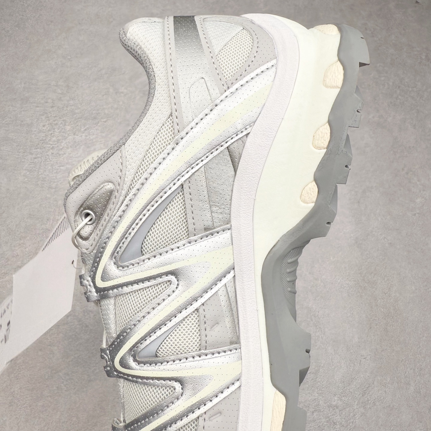 图片[7]-＃HP纯原 Salomon XT-QUEST ADV 萨洛蒙潮流越野机能户外功能鞋 纯原外贸平台特供订单 耗时半年巨作 全套原纸板楦头开发 原厂特供网布配套加持 确保原汁原味 完美呈现版型 原档数据独家私模五层组合大底 男女鞋同步官方开发至46.5 原装Ortholite轻量化鞋垫 中底布带钢印编号 原厂TPU锁扣 进口港宝加持 后跟自然饱满 还原公司包裹性 基于 SALOMON 初代 XT 鞋身造型并搭载 4D ADVANCED CHASSIS™ 大底打造而成 为这款 XT-QUEST 带来了多项足部控制与保护等功能性 如在运动过程中控制左右晃动的过程而提高稳定性、改善长途越野过程中足中到足尖的过渡、提高感知岩石的精确度以抵抗尖锐物体对脚底的伤害以及采用动态缓冲来增强穿着舒适感 从而减轻疲劳感 使 XT-QUEST 成为一双舒适且安全的户外之履 尺码：36 36.5 37.5 38 38.5 39 40 40.5 41 42 42.5 43 44 44.5 45 46.5-选品中心