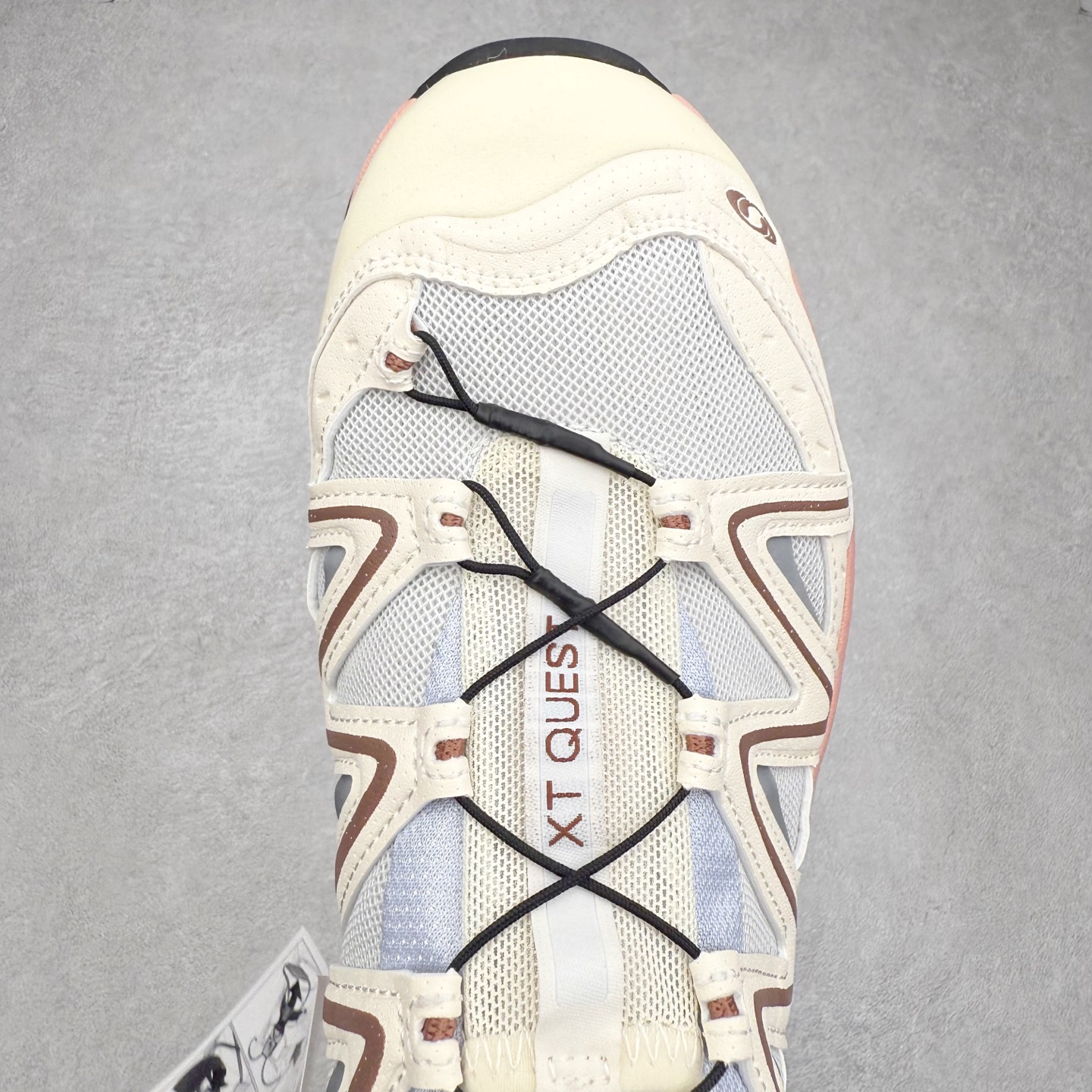 图片[4]-＃HP纯原 Salomon XT-QUEST ADV 萨洛蒙潮流越野机能户外功能鞋 纯原外贸平台特供订单 耗时半年巨作 全套原纸板楦头开发 原厂特供网布配套加持 确保原汁原味 完美呈现版型 原档数据独家私模五层组合大底 男女鞋同步官方开发至46.5 原装Ortholite轻量化鞋垫 中底布带钢印编号 原厂TPU锁扣 进口港宝加持 后跟自然饱满 还原公司包裹性 基于 SALOMON 初代 XT 鞋身造型并搭载 4D ADVANCED CHASSIS™ 大底打造而成 为这款 XT-QUEST 带来了多项足部控制与保护等功能性 如在运动过程中控制左右晃动的过程而提高稳定性、改善长途越野过程中足中到足尖的过渡、提高感知岩石的精确度以抵抗尖锐物体对脚底的伤害以及采用动态缓冲来增强穿着舒适感 从而减轻疲劳感 使 XT-QUEST 成为一双舒适且安全的户外之履 尺码：36 36.5 37.5 38 38.5 39 40 40.5 41 42 42.5 43 44 44.5 45 46.5-选品中心