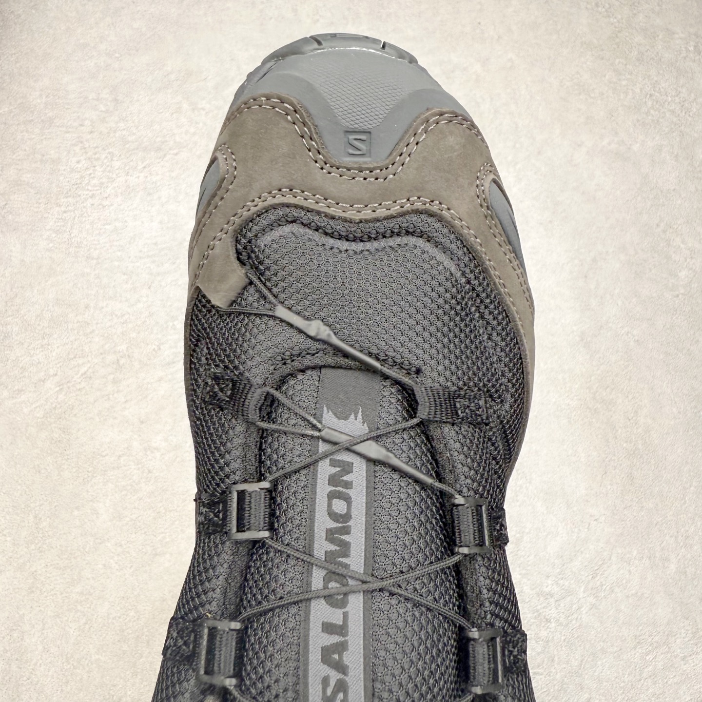 图片[4]-JEONGLI x SALOMON XA PRO 3D XA PRO 3D 萨洛蒙联名款舒适百搭减震耐磨透气低帮休闲跑步鞋 SENSIFIT 包裹技术，能够根据脚型完美贴合脚部，给予全方位的包裹与支撑。Quicklace 系带系统则彻底简化了系带过程，只需轻轻一拉，就能快速系紧鞋带。Contagrip 科技的加持，确保了卓越的抓地性能，无论是在湿滑的雨天街道，还是在泥泞的山路，都能行走自如，大大降低了滑倒的风险。专为户外运动而生的 3D Chassis 技术，实现出色的防扭转性能与稳定支撑，减少运动损伤。 多层底部结构搭配创新的 3D 稳定底盘，在提供出色减震与支撑的同时，其流线型的外观设计与色彩搭配亦成为了潮流的焦点，让功能性与时尚感完美结合。尺码：36 36.5 37.5 38 38.5 39 40 40.5 41 42 42.5 43 44 44.5 45 46.5-选品中心