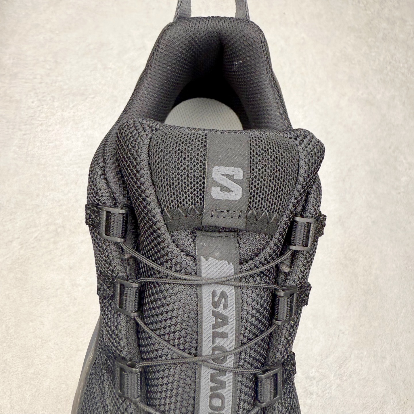 图片[5]-JEONGLI x SALOMON XA PRO 3D XA PRO 3D 萨洛蒙联名款舒适百搭减震耐磨透气低帮休闲跑步鞋 SENSIFIT 包裹技术，能够根据脚型完美贴合脚部，给予全方位的包裹与支撑。Quicklace 系带系统则彻底简化了系带过程，只需轻轻一拉，就能快速系紧鞋带。Contagrip 科技的加持，确保了卓越的抓地性能，无论是在湿滑的雨天街道，还是在泥泞的山路，都能行走自如，大大降低了滑倒的风险。专为户外运动而生的 3D Chassis 技术，实现出色的防扭转性能与稳定支撑，减少运动损伤。 多层底部结构搭配创新的 3D 稳定底盘，在提供出色减震与支撑的同时，其流线型的外观设计与色彩搭配亦成为了潮流的焦点，让功能性与时尚感完美结合。尺码：36 36.5 37.5 38 38.5 39 40 40.5 41 42 42.5 43 44 44.5 45 46.5-选品中心