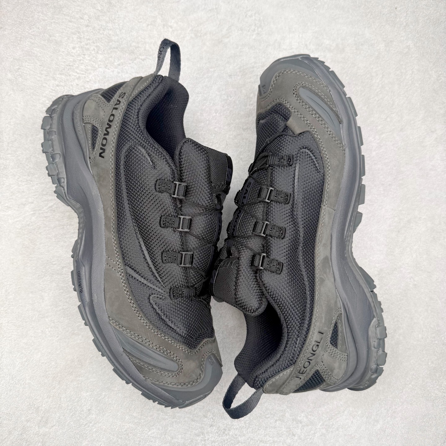 图片[3]-JEONGLI x SALOMON XA PRO 3D XA PRO 3D 萨洛蒙联名款舒适百搭减震耐磨透气低帮休闲跑步鞋 SENSIFIT 包裹技术，能够根据脚型完美贴合脚部，给予全方位的包裹与支撑。Quicklace 系带系统则彻底简化了系带过程，只需轻轻一拉，就能快速系紧鞋带。Contagrip 科技的加持，确保了卓越的抓地性能，无论是在湿滑的雨天街道，还是在泥泞的山路，都能行走自如，大大降低了滑倒的风险。专为户外运动而生的 3D Chassis 技术，实现出色的防扭转性能与稳定支撑，减少运动损伤。 多层底部结构搭配创新的 3D 稳定底盘，在提供出色减震与支撑的同时，其流线型的外观设计与色彩搭配亦成为了潮流的焦点，让功能性与时尚感完美结合。尺码：36 36.5 37.5 38 38.5 39 40 40.5 41 42 42.5 43 44 44.5 45 46.5-选品中心