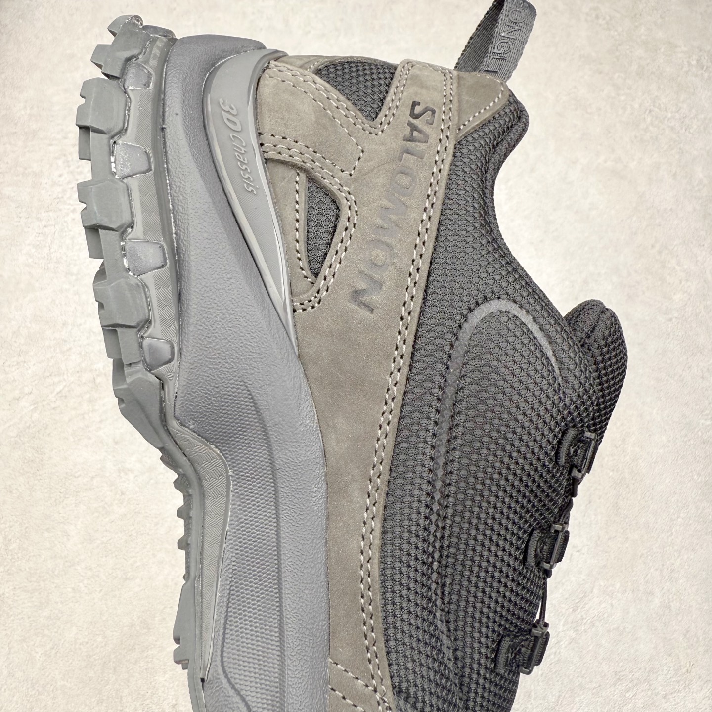 图片[6]-JEONGLI x SALOMON XA PRO 3D XA PRO 3D 萨洛蒙联名款舒适百搭减震耐磨透气低帮休闲跑步鞋 SENSIFIT 包裹技术，能够根据脚型完美贴合脚部，给予全方位的包裹与支撑。Quicklace 系带系统则彻底简化了系带过程，只需轻轻一拉，就能快速系紧鞋带。Contagrip 科技的加持，确保了卓越的抓地性能，无论是在湿滑的雨天街道，还是在泥泞的山路，都能行走自如，大大降低了滑倒的风险。专为户外运动而生的 3D Chassis 技术，实现出色的防扭转性能与稳定支撑，减少运动损伤。 多层底部结构搭配创新的 3D 稳定底盘，在提供出色减震与支撑的同时，其流线型的外观设计与色彩搭配亦成为了潮流的焦点，让功能性与时尚感完美结合。尺码：36 36.5 37.5 38 38.5 39 40 40.5 41 42 42.5 43 44 44.5 45 46.5-选品中心