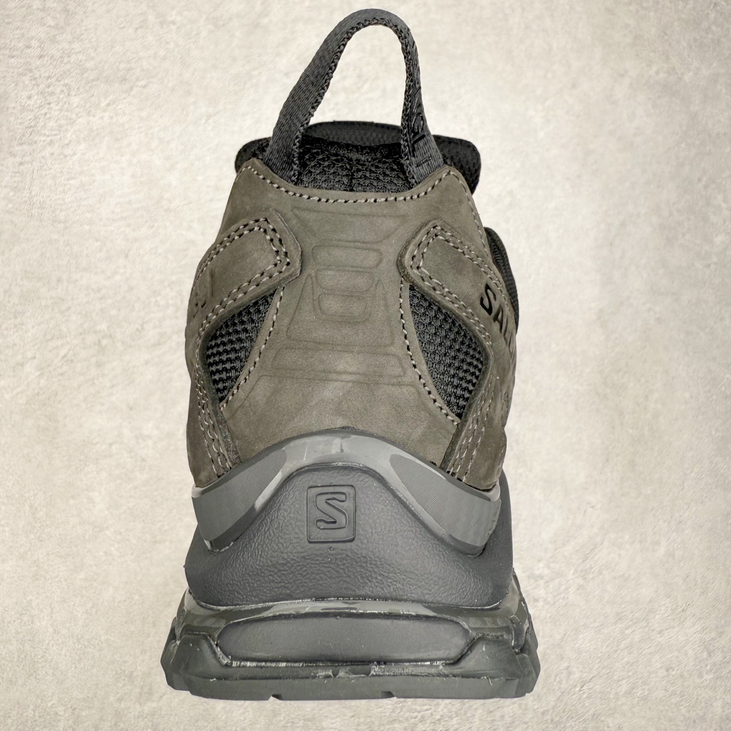 图片[8]-JEONGLI x SALOMON XA PRO 3D XA PRO 3D 萨洛蒙联名款舒适百搭减震耐磨透气低帮休闲跑步鞋 SENSIFIT 包裹技术，能够根据脚型完美贴合脚部，给予全方位的包裹与支撑。Quicklace 系带系统则彻底简化了系带过程，只需轻轻一拉，就能快速系紧鞋带。Contagrip 科技的加持，确保了卓越的抓地性能，无论是在湿滑的雨天街道，还是在泥泞的山路，都能行走自如，大大降低了滑倒的风险。专为户外运动而生的 3D Chassis 技术，实现出色的防扭转性能与稳定支撑，减少运动损伤。 多层底部结构搭配创新的 3D 稳定底盘，在提供出色减震与支撑的同时，其流线型的外观设计与色彩搭配亦成为了潮流的焦点，让功能性与时尚感完美结合。尺码：36 36.5 37.5 38 38.5 39 40 40.5 41 42 42.5 43 44 44.5 45 46.5-选品中心