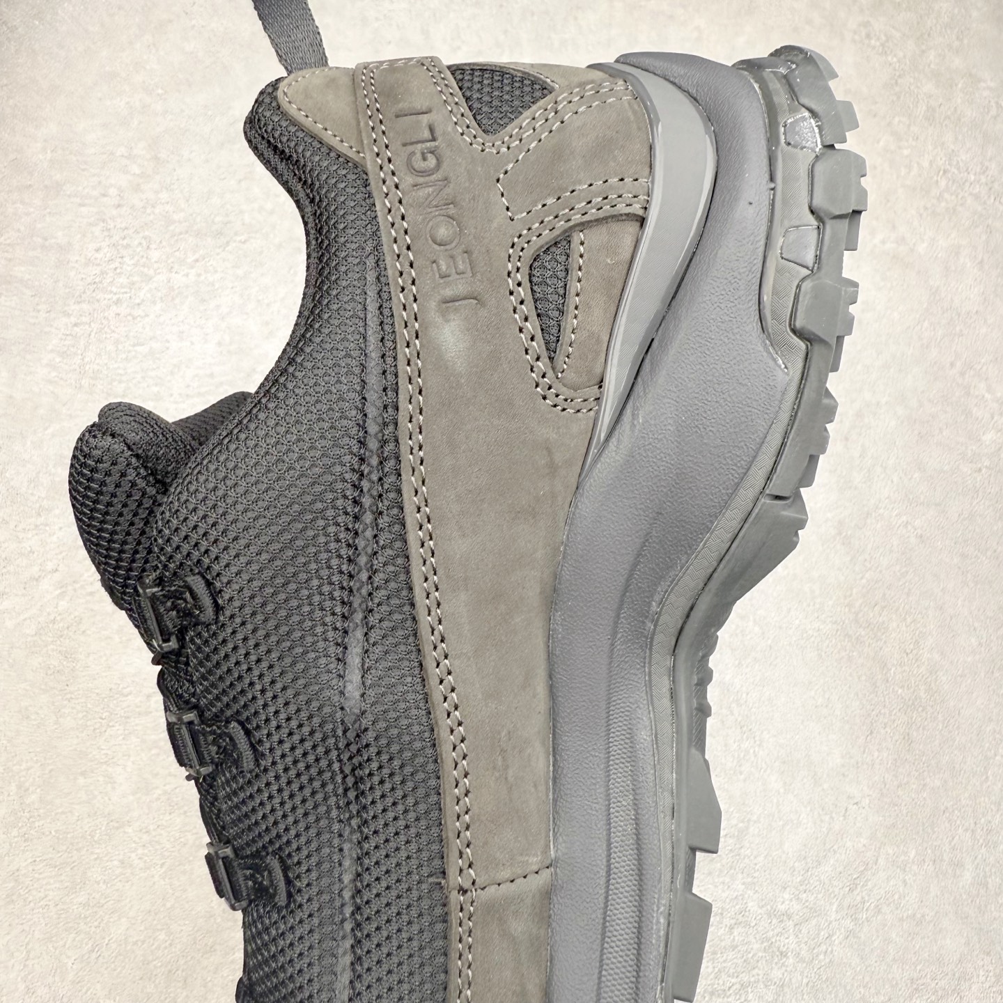 图片[7]-JEONGLI x SALOMON XA PRO 3D XA PRO 3D 萨洛蒙联名款舒适百搭减震耐磨透气低帮休闲跑步鞋 SENSIFIT 包裹技术，能够根据脚型完美贴合脚部，给予全方位的包裹与支撑。Quicklace 系带系统则彻底简化了系带过程，只需轻轻一拉，就能快速系紧鞋带。Contagrip 科技的加持，确保了卓越的抓地性能，无论是在湿滑的雨天街道，还是在泥泞的山路，都能行走自如，大大降低了滑倒的风险。专为户外运动而生的 3D Chassis 技术，实现出色的防扭转性能与稳定支撑，减少运动损伤。 多层底部结构搭配创新的 3D 稳定底盘，在提供出色减震与支撑的同时，其流线型的外观设计与色彩搭配亦成为了潮流的焦点，让功能性与时尚感完美结合。尺码：36 36.5 37.5 38 38.5 39 40 40.5 41 42 42.5 43 44 44.5 45 46.5-选品中心