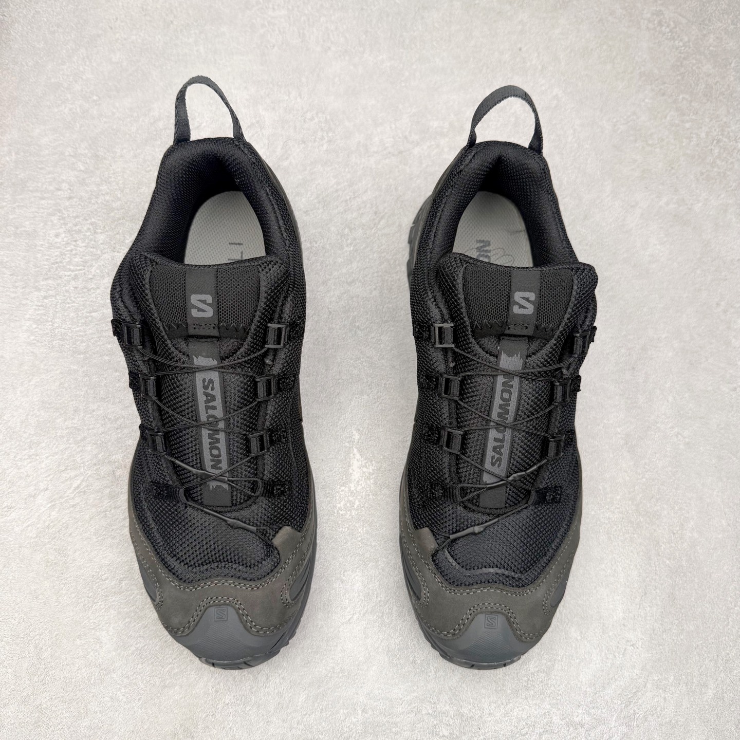 图片[2]-JEONGLI x SALOMON XA PRO 3D XA PRO 3D 萨洛蒙联名款舒适百搭减震耐磨透气低帮休闲跑步鞋 SENSIFIT 包裹技术，能够根据脚型完美贴合脚部，给予全方位的包裹与支撑。Quicklace 系带系统则彻底简化了系带过程，只需轻轻一拉，就能快速系紧鞋带。Contagrip 科技的加持，确保了卓越的抓地性能，无论是在湿滑的雨天街道，还是在泥泞的山路，都能行走自如，大大降低了滑倒的风险。专为户外运动而生的 3D Chassis 技术，实现出色的防扭转性能与稳定支撑，减少运动损伤。 多层底部结构搭配创新的 3D 稳定底盘，在提供出色减震与支撑的同时，其流线型的外观设计与色彩搭配亦成为了潮流的焦点，让功能性与时尚感完美结合。尺码：36 36.5 37.5 38 38.5 39 40 40.5 41 42 42.5 43 44 44.5 45 46.5-选品中心