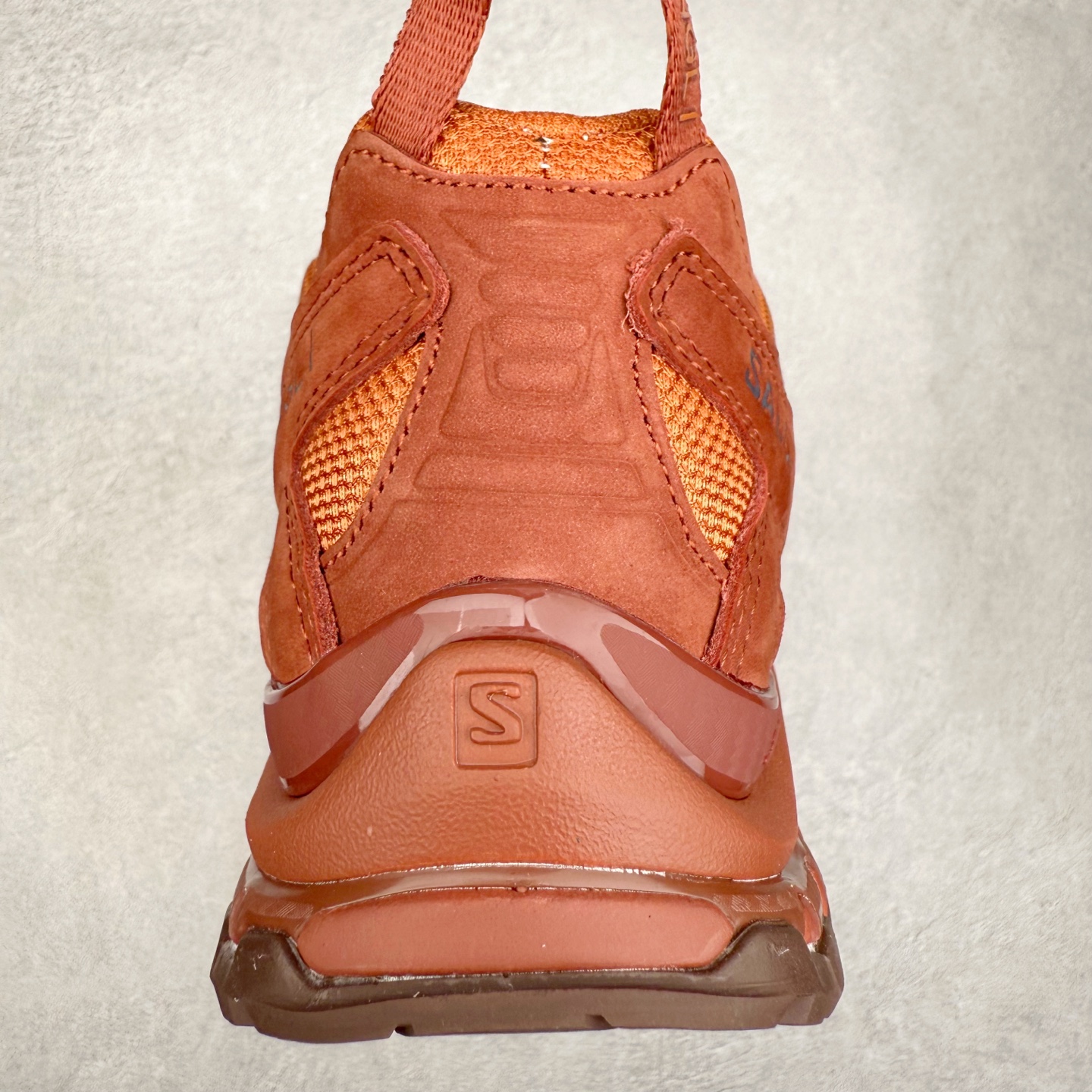 图片[8]-JEONGLI x SALOMON XA PRO 3D XA PRO 3D 萨洛蒙联名款舒适百搭减震耐磨透气低帮休闲跑步鞋 SENSIFIT 包裹技术，能够根据脚型完美贴合脚部，给予全方位的包裹与支撑。Quicklace 系带系统则彻底简化了系带过程，只需轻轻一拉，就能快速系紧鞋带。Contagrip 科技的加持，确保了卓越的抓地性能，无论是在湿滑的雨天街道，还是在泥泞的山路，都能行走自如，大大降低了滑倒的风险。专为户外运动而生的 3D Chassis 技术，实现出色的防扭转性能与稳定支撑，减少运动损伤。 多层底部结构搭配创新的 3D 稳定底盘，在提供出色减震与支撑的同时，其流线型的外观设计与色彩搭配亦成为了潮流的焦点，让功能性与时尚感完美结合。尺码：36 36.5 37.5 38 38.5 39 40 40.5 41 42 42.5 43 44 44.5 45 46.5-选品中心