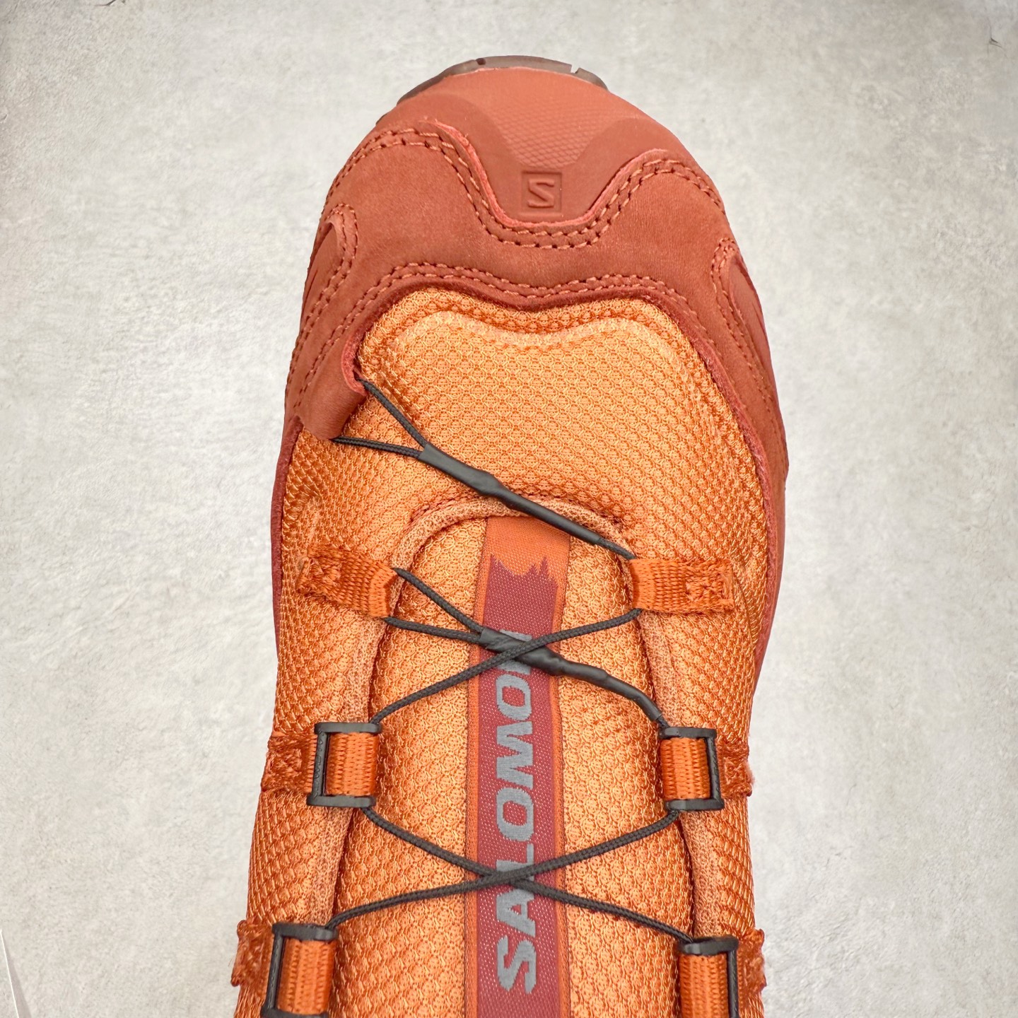 图片[4]-JEONGLI x SALOMON XA PRO 3D XA PRO 3D 萨洛蒙联名款舒适百搭减震耐磨透气低帮休闲跑步鞋 SENSIFIT 包裹技术，能够根据脚型完美贴合脚部，给予全方位的包裹与支撑。Quicklace 系带系统则彻底简化了系带过程，只需轻轻一拉，就能快速系紧鞋带。Contagrip 科技的加持，确保了卓越的抓地性能，无论是在湿滑的雨天街道，还是在泥泞的山路，都能行走自如，大大降低了滑倒的风险。专为户外运动而生的 3D Chassis 技术，实现出色的防扭转性能与稳定支撑，减少运动损伤。 多层底部结构搭配创新的 3D 稳定底盘，在提供出色减震与支撑的同时，其流线型的外观设计与色彩搭配亦成为了潮流的焦点，让功能性与时尚感完美结合。尺码：36 36.5 37.5 38 38.5 39 40 40.5 41 42 42.5 43 44 44.5 45 46.5-选品中心