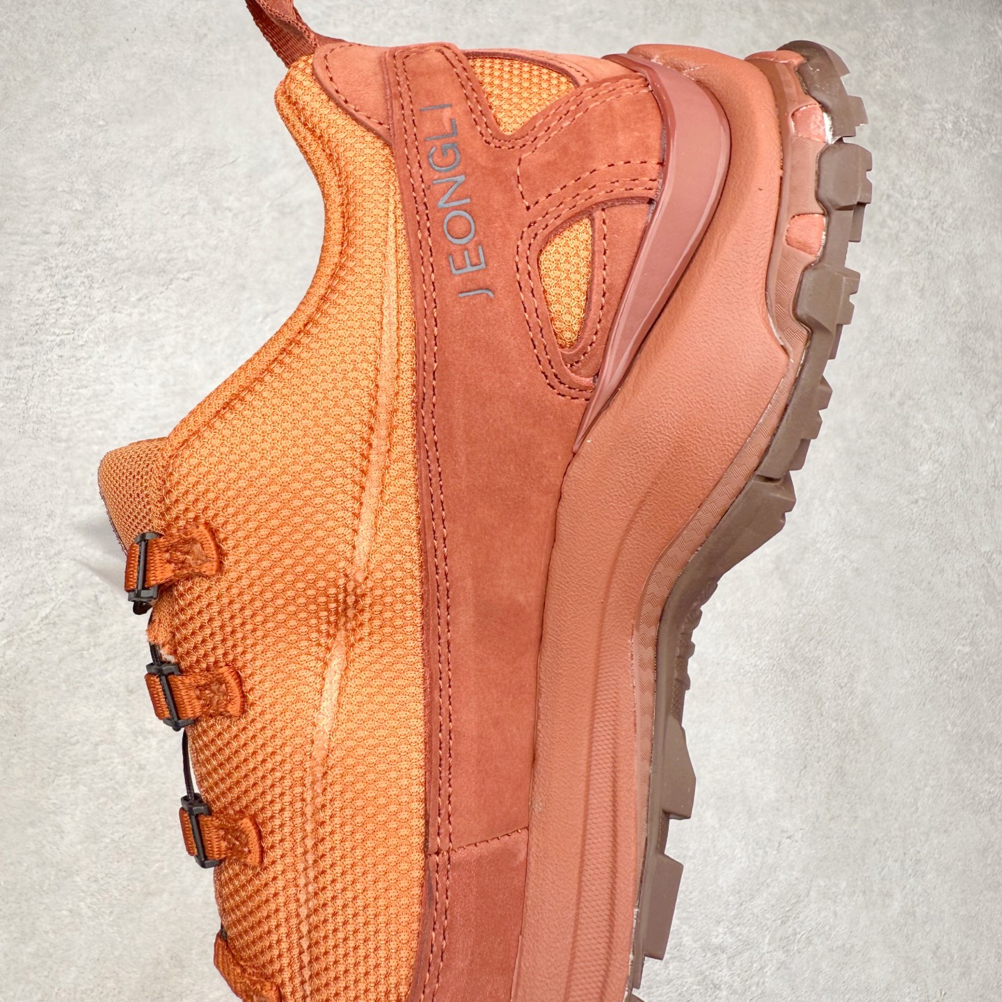 图片[7]-JEONGLI x SALOMON XA PRO 3D XA PRO 3D 萨洛蒙联名款舒适百搭减震耐磨透气低帮休闲跑步鞋 SENSIFIT 包裹技术，能够根据脚型完美贴合脚部，给予全方位的包裹与支撑。Quicklace 系带系统则彻底简化了系带过程，只需轻轻一拉，就能快速系紧鞋带。Contagrip 科技的加持，确保了卓越的抓地性能，无论是在湿滑的雨天街道，还是在泥泞的山路，都能行走自如，大大降低了滑倒的风险。专为户外运动而生的 3D Chassis 技术，实现出色的防扭转性能与稳定支撑，减少运动损伤。 多层底部结构搭配创新的 3D 稳定底盘，在提供出色减震与支撑的同时，其流线型的外观设计与色彩搭配亦成为了潮流的焦点，让功能性与时尚感完美结合。尺码：36 36.5 37.5 38 38.5 39 40 40.5 41 42 42.5 43 44 44.5 45 46.5-选品中心