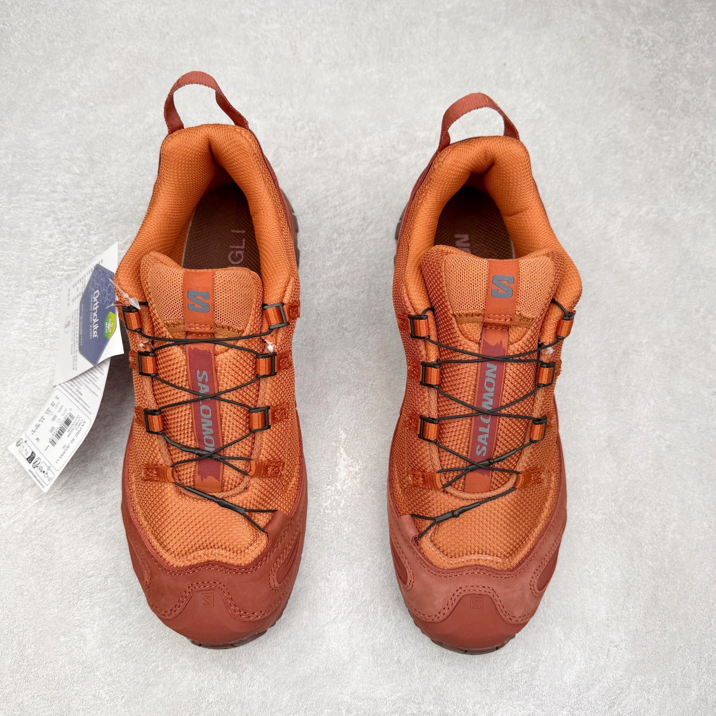 图片[2]-JEONGLI x SALOMON XA PRO 3D XA PRO 3D 萨洛蒙联名款舒适百搭减震耐磨透气低帮休闲跑步鞋 SENSIFIT 包裹技术，能够根据脚型完美贴合脚部，给予全方位的包裹与支撑。Quicklace 系带系统则彻底简化了系带过程，只需轻轻一拉，就能快速系紧鞋带。Contagrip 科技的加持，确保了卓越的抓地性能，无论是在湿滑的雨天街道，还是在泥泞的山路，都能行走自如，大大降低了滑倒的风险。专为户外运动而生的 3D Chassis 技术，实现出色的防扭转性能与稳定支撑，减少运动损伤。 多层底部结构搭配创新的 3D 稳定底盘，在提供出色减震与支撑的同时，其流线型的外观设计与色彩搭配亦成为了潮流的焦点，让功能性与时尚感完美结合。尺码：36 36.5 37.5 38 38.5 39 40 40.5 41 42 42.5 43 44 44.5 45 46.5-选品中心