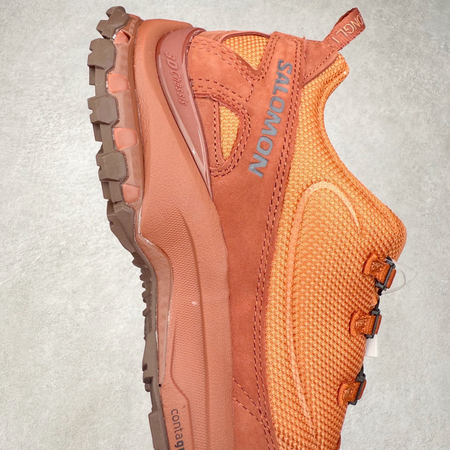 图片[6]-JEONGLI x SALOMON XA PRO 3D XA PRO 3D 萨洛蒙联名款舒适百搭减震耐磨透气低帮休闲跑步鞋 SENSIFIT 包裹技术，能够根据脚型完美贴合脚部，给予全方位的包裹与支撑。Quicklace 系带系统则彻底简化了系带过程，只需轻轻一拉，就能快速系紧鞋带。Contagrip 科技的加持，确保了卓越的抓地性能，无论是在湿滑的雨天街道，还是在泥泞的山路，都能行走自如，大大降低了滑倒的风险。专为户外运动而生的 3D Chassis 技术，实现出色的防扭转性能与稳定支撑，减少运动损伤。 多层底部结构搭配创新的 3D 稳定底盘，在提供出色减震与支撑的同时，其流线型的外观设计与色彩搭配亦成为了潮流的焦点，让功能性与时尚感完美结合。尺码：36 36.5 37.5 38 38.5 39 40 40.5 41 42 42.5 43 44 44.5 45 46.5-选品中心