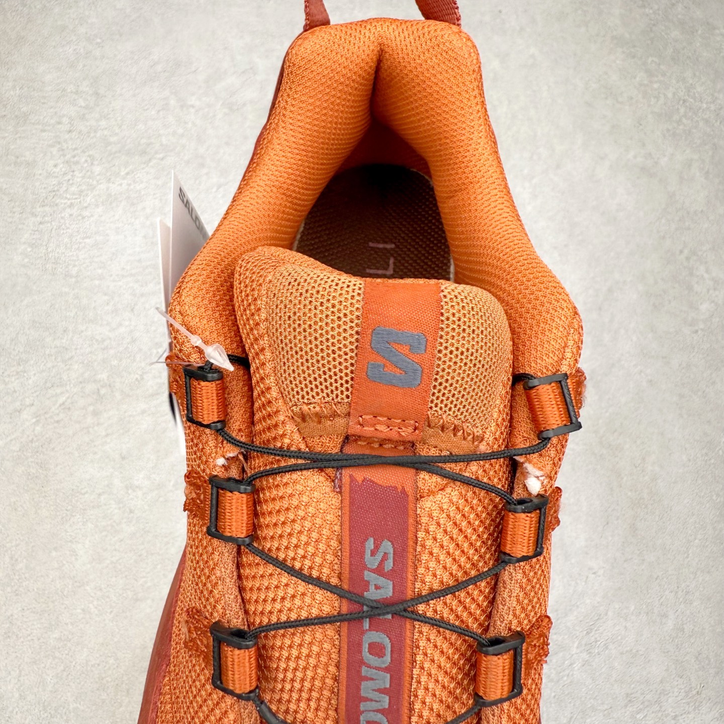 图片[5]-JEONGLI x SALOMON XA PRO 3D XA PRO 3D 萨洛蒙联名款舒适百搭减震耐磨透气低帮休闲跑步鞋 SENSIFIT 包裹技术，能够根据脚型完美贴合脚部，给予全方位的包裹与支撑。Quicklace 系带系统则彻底简化了系带过程，只需轻轻一拉，就能快速系紧鞋带。Contagrip 科技的加持，确保了卓越的抓地性能，无论是在湿滑的雨天街道，还是在泥泞的山路，都能行走自如，大大降低了滑倒的风险。专为户外运动而生的 3D Chassis 技术，实现出色的防扭转性能与稳定支撑，减少运动损伤。 多层底部结构搭配创新的 3D 稳定底盘，在提供出色减震与支撑的同时，其流线型的外观设计与色彩搭配亦成为了潮流的焦点，让功能性与时尚感完美结合。尺码：36 36.5 37.5 38 38.5 39 40 40.5 41 42 42.5 43 44 44.5 45 46.5-选品中心