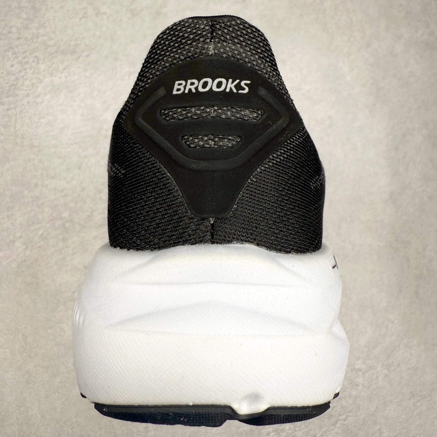 图片[8]-Brooks布鲁克斯 Ghost 17 马拉松舒适百搭防滑耐磨低帮跑步鞋 Brooks 四大跑鞋之一 百年品牌 跑鞋从外形上基本就能判断这是一款速度跑鞋 简洁干练的外形结构和极强的运动流线型看着非常有速度感 上脚的第一感觉是非常轻 美码9码的鞋单只206g不到 从个人偏好来说 200g左右的竞速鞋最具安全感 鞋面采用单层网布 很薄 前掌使用了大量开放式网眼 排气直接快速 透气性上乘 鞋舌也是轻量化设计 仅为一层麂皮 和脚背完美贴合 鞋舌中央有个防偏穿孔 从实际穿着来看 通常鞋舌都是外偏 如果是防偏穿孔位于中心 防偏效果其实并不十分有效 如果采用趋外侧的偏心设计更有效 鞋帮泡棉填充量不大 但非常紧凑 贴合舒适 包裹稳固 内置硬质TPU保证必要的稳定性 跑鞋中底采用的是DNA FLASH科技材料 DNA FLASH中底科技 是Brooks第一款将氮气注入中底的创新科技 主要原理是借助“超临界流体”发泡技术 将液态氮稳定的转化为气态氮 并使其均匀地形成无数紧密贴合的密闭式气囊结构 尺码：36 36.5 37.5 38 38.5 39 40 40.5 41 42 42.5 43 44 44.5 45 46-选品中心
