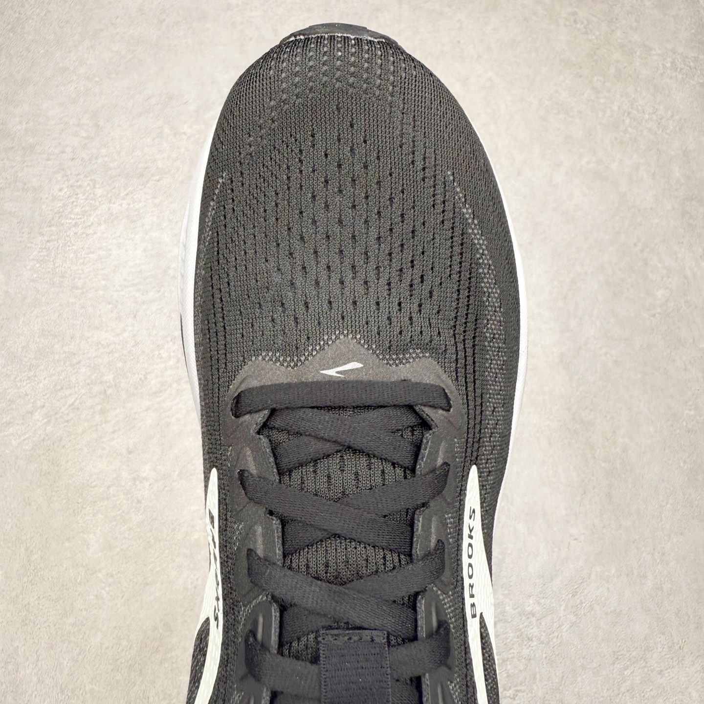 图片[4]-Brooks布鲁克斯 Ghost 17 马拉松舒适百搭防滑耐磨低帮跑步鞋 Brooks 四大跑鞋之一 百年品牌 跑鞋从外形上基本就能判断这是一款速度跑鞋 简洁干练的外形结构和极强的运动流线型看着非常有速度感 上脚的第一感觉是非常轻 美码9码的鞋单只206g不到 从个人偏好来说 200g左右的竞速鞋最具安全感 鞋面采用单层网布 很薄 前掌使用了大量开放式网眼 排气直接快速 透气性上乘 鞋舌也是轻量化设计 仅为一层麂皮 和脚背完美贴合 鞋舌中央有个防偏穿孔 从实际穿着来看 通常鞋舌都是外偏 如果是防偏穿孔位于中心 防偏效果其实并不十分有效 如果采用趋外侧的偏心设计更有效 鞋帮泡棉填充量不大 但非常紧凑 贴合舒适 包裹稳固 内置硬质TPU保证必要的稳定性 跑鞋中底采用的是DNA FLASH科技材料 DNA FLASH中底科技 是Brooks第一款将氮气注入中底的创新科技 主要原理是借助“超临界流体”发泡技术 将液态氮稳定的转化为气态氮 并使其均匀地形成无数紧密贴合的密闭式气囊结构 尺码：36 36.5 37.5 38 38.5 39 40 40.5 41 42 42.5 43 44 44.5 45 46-选品中心