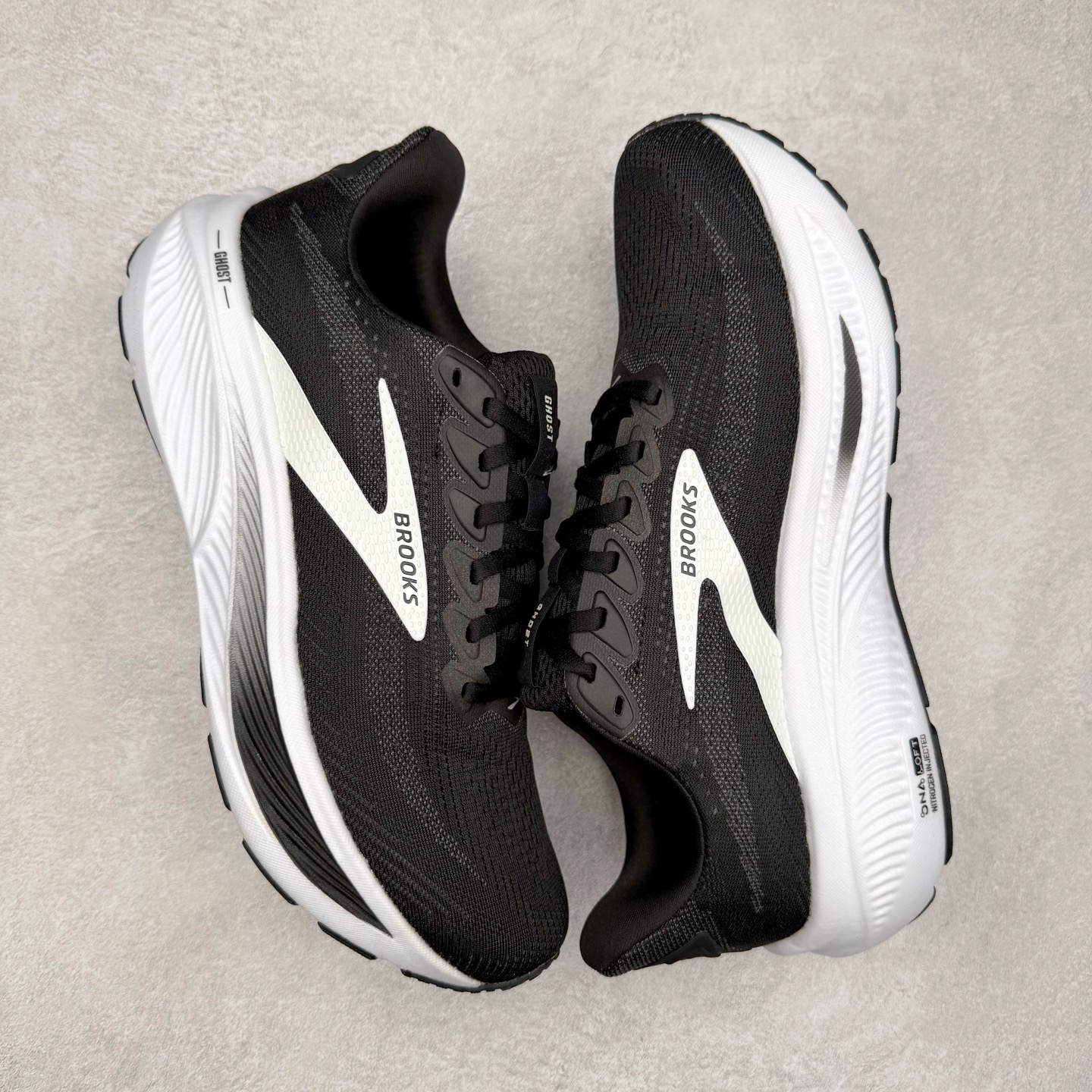 图片[3]-Brooks布鲁克斯 Ghost 17 马拉松舒适百搭防滑耐磨低帮跑步鞋 Brooks 四大跑鞋之一 百年品牌 跑鞋从外形上基本就能判断这是一款速度跑鞋 简洁干练的外形结构和极强的运动流线型看着非常有速度感 上脚的第一感觉是非常轻 美码9码的鞋单只206g不到 从个人偏好来说 200g左右的竞速鞋最具安全感 鞋面采用单层网布 很薄 前掌使用了大量开放式网眼 排气直接快速 透气性上乘 鞋舌也是轻量化设计 仅为一层麂皮 和脚背完美贴合 鞋舌中央有个防偏穿孔 从实际穿着来看 通常鞋舌都是外偏 如果是防偏穿孔位于中心 防偏效果其实并不十分有效 如果采用趋外侧的偏心设计更有效 鞋帮泡棉填充量不大 但非常紧凑 贴合舒适 包裹稳固 内置硬质TPU保证必要的稳定性 跑鞋中底采用的是DNA FLASH科技材料 DNA FLASH中底科技 是Brooks第一款将氮气注入中底的创新科技 主要原理是借助“超临界流体”发泡技术 将液态氮稳定的转化为气态氮 并使其均匀地形成无数紧密贴合的密闭式气囊结构 尺码：36 36.5 37.5 38 38.5 39 40 40.5 41 42 42.5 43 44 44.5 45 46-选品中心