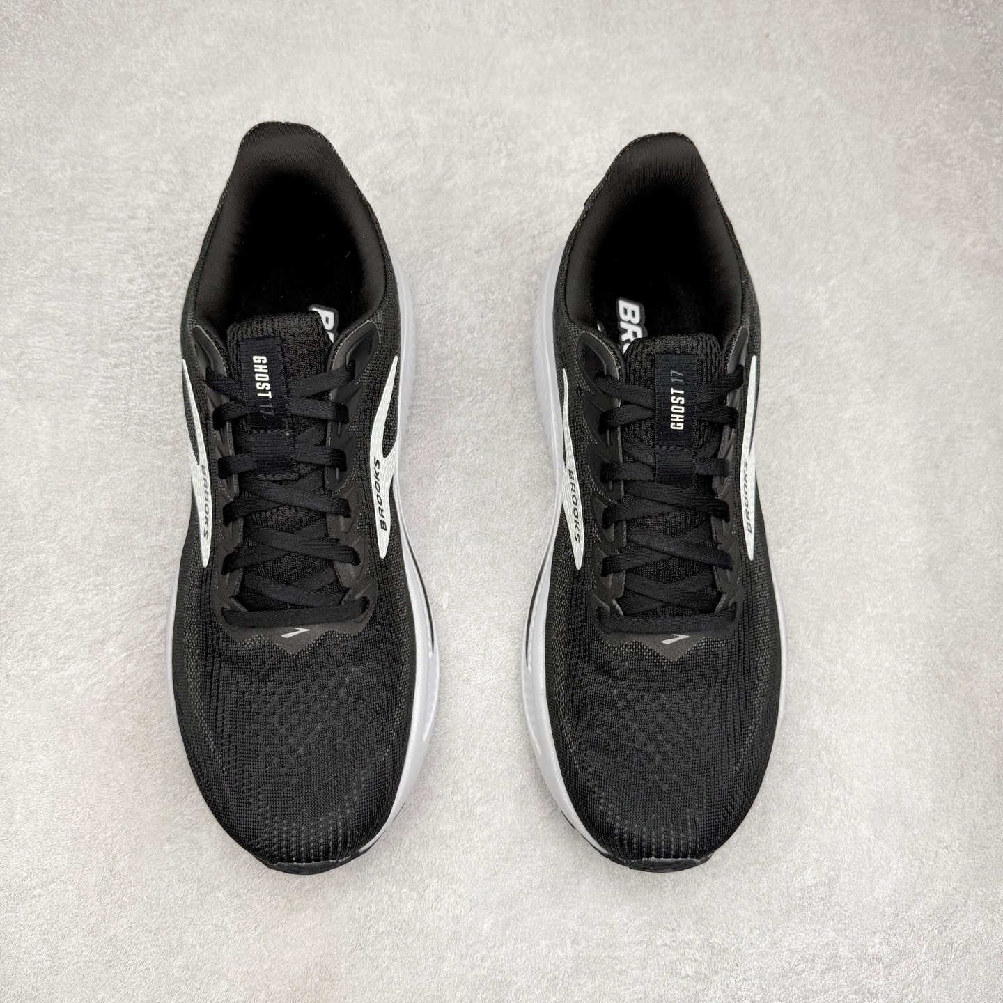 图片[2]-Brooks布鲁克斯 Ghost 17 马拉松舒适百搭防滑耐磨低帮跑步鞋 Brooks 四大跑鞋之一 百年品牌 跑鞋从外形上基本就能判断这是一款速度跑鞋 简洁干练的外形结构和极强的运动流线型看着非常有速度感 上脚的第一感觉是非常轻 美码9码的鞋单只206g不到 从个人偏好来说 200g左右的竞速鞋最具安全感 鞋面采用单层网布 很薄 前掌使用了大量开放式网眼 排气直接快速 透气性上乘 鞋舌也是轻量化设计 仅为一层麂皮 和脚背完美贴合 鞋舌中央有个防偏穿孔 从实际穿着来看 通常鞋舌都是外偏 如果是防偏穿孔位于中心 防偏效果其实并不十分有效 如果采用趋外侧的偏心设计更有效 鞋帮泡棉填充量不大 但非常紧凑 贴合舒适 包裹稳固 内置硬质TPU保证必要的稳定性 跑鞋中底采用的是DNA FLASH科技材料 DNA FLASH中底科技 是Brooks第一款将氮气注入中底的创新科技 主要原理是借助“超临界流体”发泡技术 将液态氮稳定的转化为气态氮 并使其均匀地形成无数紧密贴合的密闭式气囊结构 尺码：36 36.5 37.5 38 38.5 39 40 40.5 41 42 42.5 43 44 44.5 45 46-选品中心