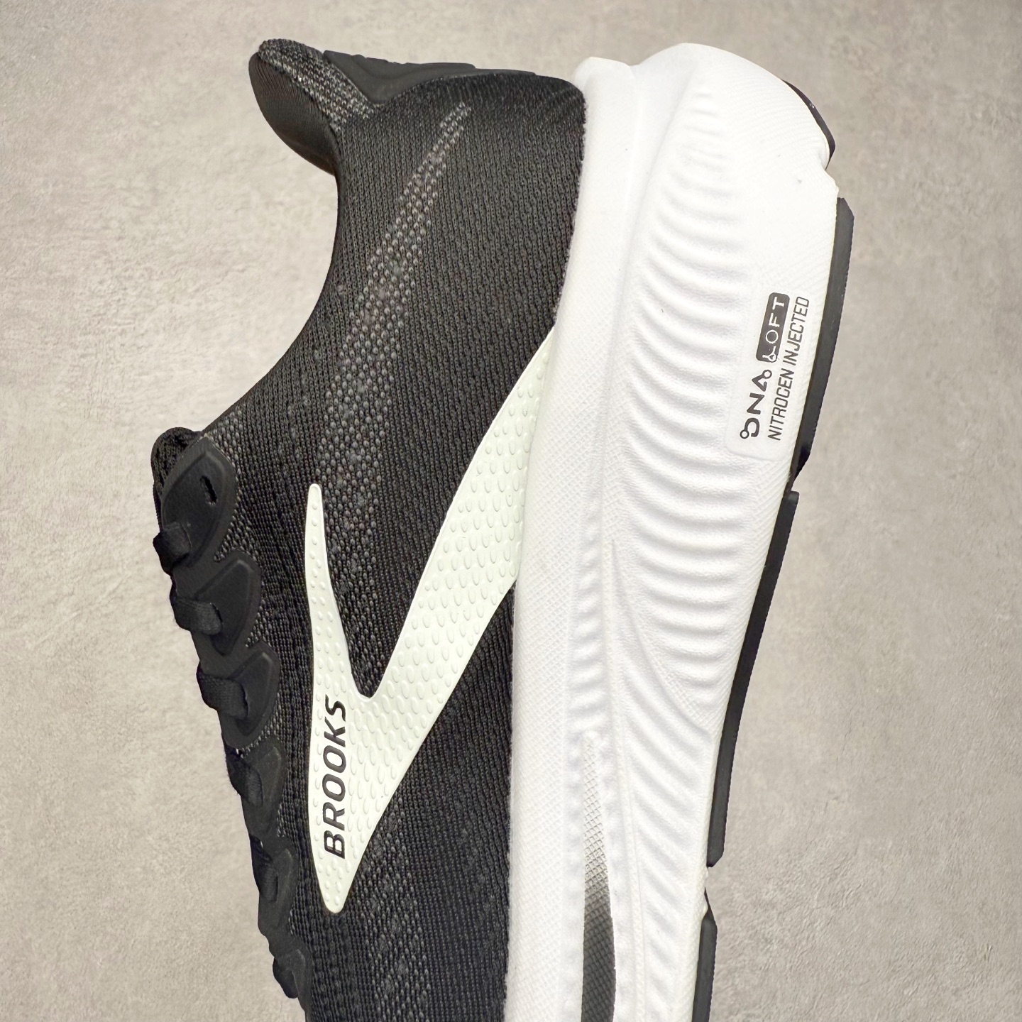 图片[7]-Brooks布鲁克斯 Ghost 17 马拉松舒适百搭防滑耐磨低帮跑步鞋 Brooks 四大跑鞋之一 百年品牌 跑鞋从外形上基本就能判断这是一款速度跑鞋 简洁干练的外形结构和极强的运动流线型看着非常有速度感 上脚的第一感觉是非常轻 美码9码的鞋单只206g不到 从个人偏好来说 200g左右的竞速鞋最具安全感 鞋面采用单层网布 很薄 前掌使用了大量开放式网眼 排气直接快速 透气性上乘 鞋舌也是轻量化设计 仅为一层麂皮 和脚背完美贴合 鞋舌中央有个防偏穿孔 从实际穿着来看 通常鞋舌都是外偏 如果是防偏穿孔位于中心 防偏效果其实并不十分有效 如果采用趋外侧的偏心设计更有效 鞋帮泡棉填充量不大 但非常紧凑 贴合舒适 包裹稳固 内置硬质TPU保证必要的稳定性 跑鞋中底采用的是DNA FLASH科技材料 DNA FLASH中底科技 是Brooks第一款将氮气注入中底的创新科技 主要原理是借助“超临界流体”发泡技术 将液态氮稳定的转化为气态氮 并使其均匀地形成无数紧密贴合的密闭式气囊结构 尺码：36 36.5 37.5 38 38.5 39 40 40.5 41 42 42.5 43 44 44.5 45 46-选品中心