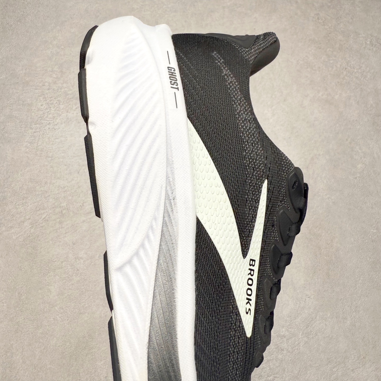 图片[6]-Brooks布鲁克斯 Ghost 17 马拉松舒适百搭防滑耐磨低帮跑步鞋 Brooks 四大跑鞋之一 百年品牌 跑鞋从外形上基本就能判断这是一款速度跑鞋 简洁干练的外形结构和极强的运动流线型看着非常有速度感 上脚的第一感觉是非常轻 美码9码的鞋单只206g不到 从个人偏好来说 200g左右的竞速鞋最具安全感 鞋面采用单层网布 很薄 前掌使用了大量开放式网眼 排气直接快速 透气性上乘 鞋舌也是轻量化设计 仅为一层麂皮 和脚背完美贴合 鞋舌中央有个防偏穿孔 从实际穿着来看 通常鞋舌都是外偏 如果是防偏穿孔位于中心 防偏效果其实并不十分有效 如果采用趋外侧的偏心设计更有效 鞋帮泡棉填充量不大 但非常紧凑 贴合舒适 包裹稳固 内置硬质TPU保证必要的稳定性 跑鞋中底采用的是DNA FLASH科技材料 DNA FLASH中底科技 是Brooks第一款将氮气注入中底的创新科技 主要原理是借助“超临界流体”发泡技术 将液态氮稳定的转化为气态氮 并使其均匀地形成无数紧密贴合的密闭式气囊结构 尺码：36 36.5 37.5 38 38.5 39 40 40.5 41 42 42.5 43 44 44.5 45 46-选品中心