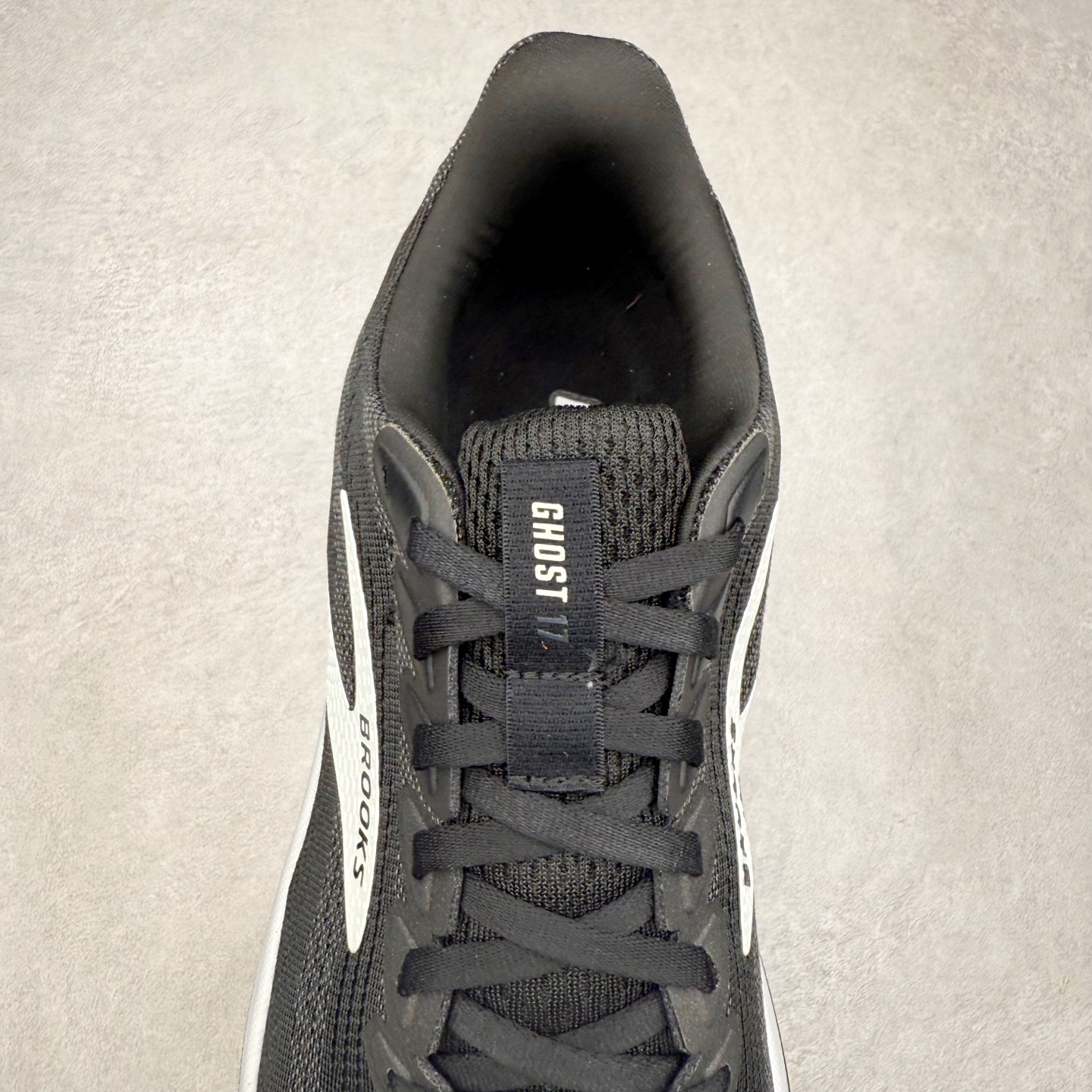 图片[5]-Brooks布鲁克斯 Ghost 17 马拉松舒适百搭防滑耐磨低帮跑步鞋 Brooks 四大跑鞋之一 百年品牌 跑鞋从外形上基本就能判断这是一款速度跑鞋 简洁干练的外形结构和极强的运动流线型看着非常有速度感 上脚的第一感觉是非常轻 美码9码的鞋单只206g不到 从个人偏好来说 200g左右的竞速鞋最具安全感 鞋面采用单层网布 很薄 前掌使用了大量开放式网眼 排气直接快速 透气性上乘 鞋舌也是轻量化设计 仅为一层麂皮 和脚背完美贴合 鞋舌中央有个防偏穿孔 从实际穿着来看 通常鞋舌都是外偏 如果是防偏穿孔位于中心 防偏效果其实并不十分有效 如果采用趋外侧的偏心设计更有效 鞋帮泡棉填充量不大 但非常紧凑 贴合舒适 包裹稳固 内置硬质TPU保证必要的稳定性 跑鞋中底采用的是DNA FLASH科技材料 DNA FLASH中底科技 是Brooks第一款将氮气注入中底的创新科技 主要原理是借助“超临界流体”发泡技术 将液态氮稳定的转化为气态氮 并使其均匀地形成无数紧密贴合的密闭式气囊结构 尺码：36 36.5 37.5 38 38.5 39 40 40.5 41 42 42.5 43 44 44.5 45 46-选品中心