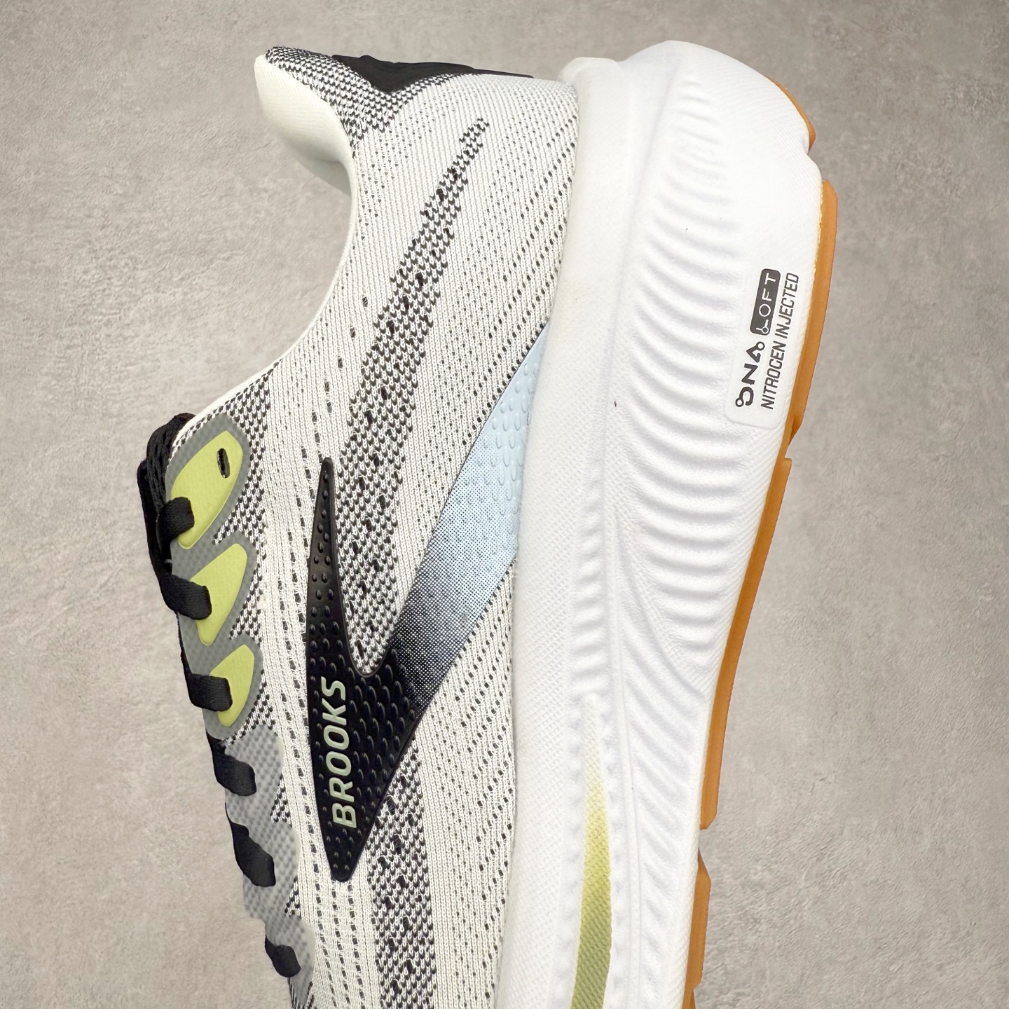 图片[7]-Brooks布鲁克斯 Ghost 17 马拉松舒适百搭防滑耐磨低帮跑步鞋 Brooks 四大跑鞋之一 百年品牌 跑鞋从外形上基本就能判断这是一款速度跑鞋 简洁干练的外形结构和极强的运动流线型看着非常有速度感 上脚的第一感觉是非常轻 美码9码的鞋单只206g不到 从个人偏好来说 200g左右的竞速鞋最具安全感 鞋面采用单层网布 很薄 前掌使用了大量开放式网眼 排气直接快速 透气性上乘 鞋舌也是轻量化设计 仅为一层麂皮 和脚背完美贴合 鞋舌中央有个防偏穿孔 从实际穿着来看 通常鞋舌都是外偏 如果是防偏穿孔位于中心 防偏效果其实并不十分有效 如果采用趋外侧的偏心设计更有效 鞋帮泡棉填充量不大 但非常紧凑 贴合舒适 包裹稳固 内置硬质TPU保证必要的稳定性 跑鞋中底采用的是DNA FLASH科技材料 DNA FLASH中底科技 是Brooks第一款将氮气注入中底的创新科技 主要原理是借助“超临界流体”发泡技术 将液态氮稳定的转化为气态氮 并使其均匀地形成无数紧密贴合的密闭式气囊结构 尺码：36 36.5 37.5 38 38.5 39 40 40.5 41 42 42.5 43 44 44.5 45 46-选品中心