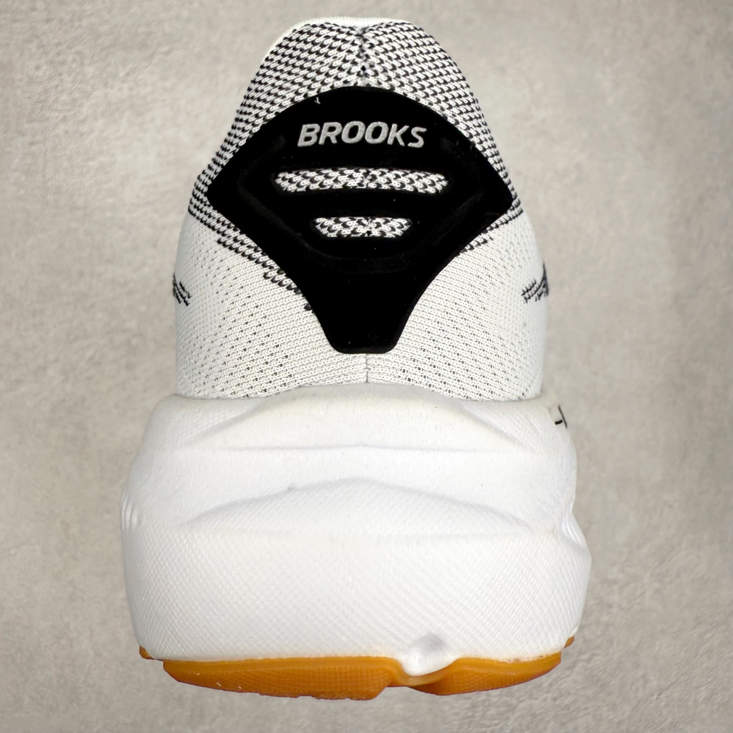 图片[8]-Brooks布鲁克斯 Ghost 17 马拉松舒适百搭防滑耐磨低帮跑步鞋 Brooks 四大跑鞋之一 百年品牌 跑鞋从外形上基本就能判断这是一款速度跑鞋 简洁干练的外形结构和极强的运动流线型看着非常有速度感 上脚的第一感觉是非常轻 美码9码的鞋单只206g不到 从个人偏好来说 200g左右的竞速鞋最具安全感 鞋面采用单层网布 很薄 前掌使用了大量开放式网眼 排气直接快速 透气性上乘 鞋舌也是轻量化设计 仅为一层麂皮 和脚背完美贴合 鞋舌中央有个防偏穿孔 从实际穿着来看 通常鞋舌都是外偏 如果是防偏穿孔位于中心 防偏效果其实并不十分有效 如果采用趋外侧的偏心设计更有效 鞋帮泡棉填充量不大 但非常紧凑 贴合舒适 包裹稳固 内置硬质TPU保证必要的稳定性 跑鞋中底采用的是DNA FLASH科技材料 DNA FLASH中底科技 是Brooks第一款将氮气注入中底的创新科技 主要原理是借助“超临界流体”发泡技术 将液态氮稳定的转化为气态氮 并使其均匀地形成无数紧密贴合的密闭式气囊结构 尺码：36 36.5 37.5 38 38.5 39 40 40.5 41 42 42.5 43 44 44.5 45 46-选品中心