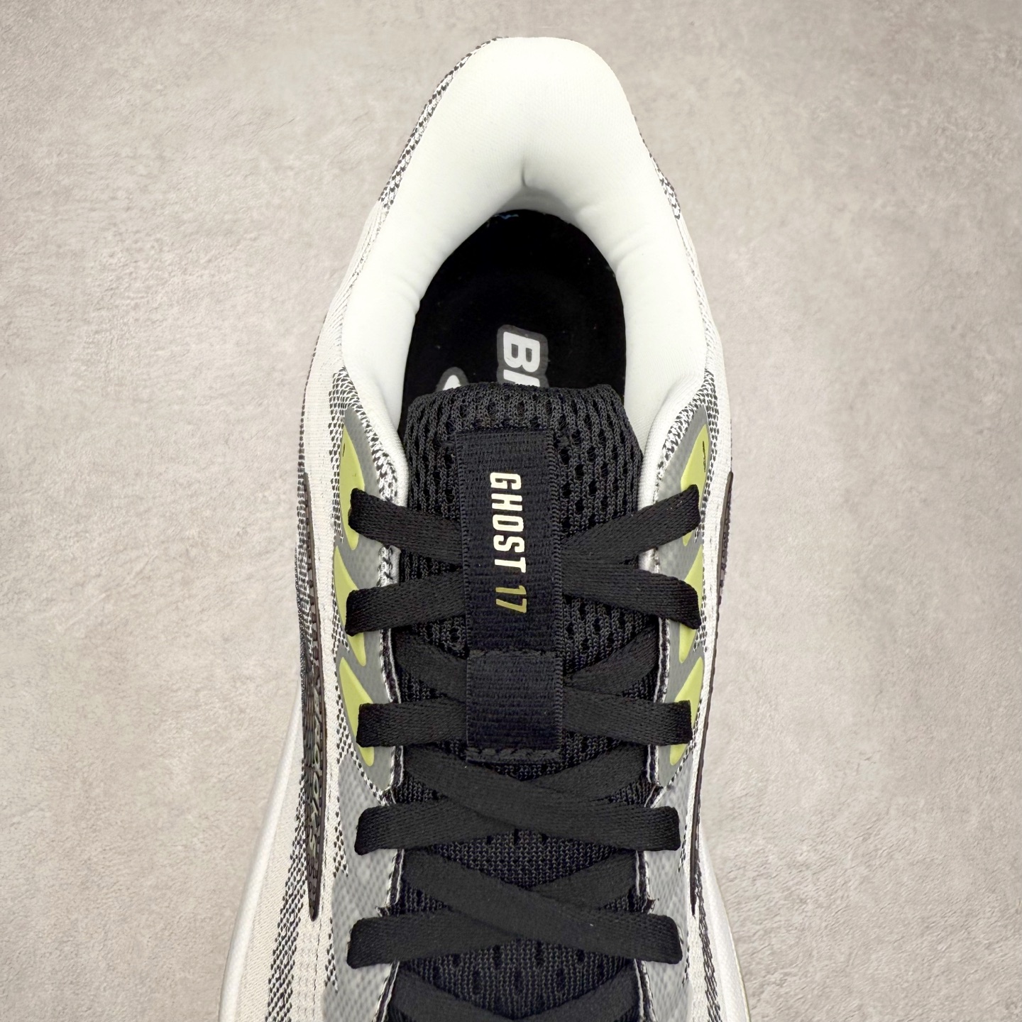 图片[5]-Brooks布鲁克斯 Ghost 17 马拉松舒适百搭防滑耐磨低帮跑步鞋 Brooks 四大跑鞋之一 百年品牌 跑鞋从外形上基本就能判断这是一款速度跑鞋 简洁干练的外形结构和极强的运动流线型看着非常有速度感 上脚的第一感觉是非常轻 美码9码的鞋单只206g不到 从个人偏好来说 200g左右的竞速鞋最具安全感 鞋面采用单层网布 很薄 前掌使用了大量开放式网眼 排气直接快速 透气性上乘 鞋舌也是轻量化设计 仅为一层麂皮 和脚背完美贴合 鞋舌中央有个防偏穿孔 从实际穿着来看 通常鞋舌都是外偏 如果是防偏穿孔位于中心 防偏效果其实并不十分有效 如果采用趋外侧的偏心设计更有效 鞋帮泡棉填充量不大 但非常紧凑 贴合舒适 包裹稳固 内置硬质TPU保证必要的稳定性 跑鞋中底采用的是DNA FLASH科技材料 DNA FLASH中底科技 是Brooks第一款将氮气注入中底的创新科技 主要原理是借助“超临界流体”发泡技术 将液态氮稳定的转化为气态氮 并使其均匀地形成无数紧密贴合的密闭式气囊结构 尺码：36 36.5 37.5 38 38.5 39 40 40.5 41 42 42.5 43 44 44.5 45 46-选品中心