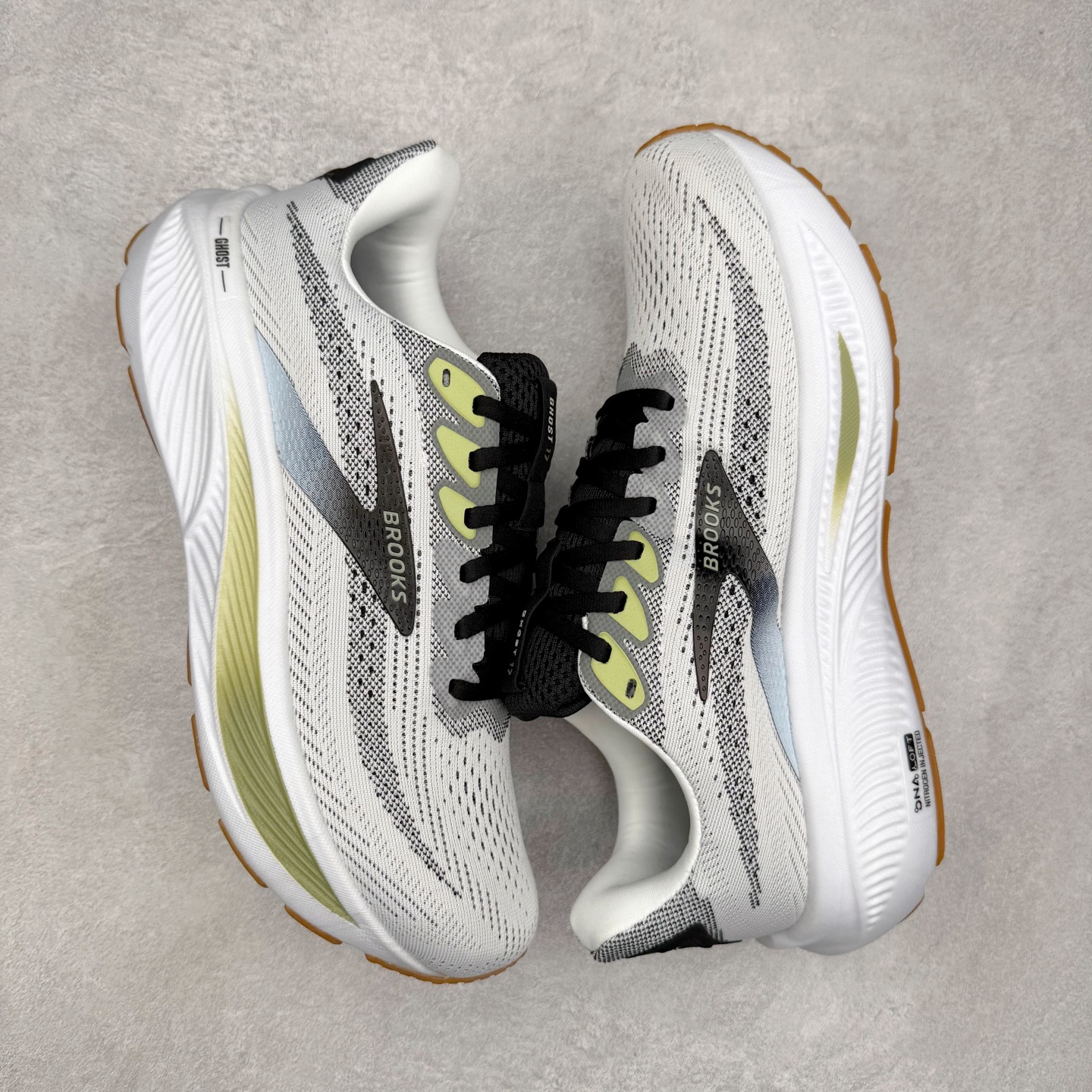 图片[3]-Brooks布鲁克斯 Ghost 17 马拉松舒适百搭防滑耐磨低帮跑步鞋 Brooks 四大跑鞋之一 百年品牌 跑鞋从外形上基本就能判断这是一款速度跑鞋 简洁干练的外形结构和极强的运动流线型看着非常有速度感 上脚的第一感觉是非常轻 美码9码的鞋单只206g不到 从个人偏好来说 200g左右的竞速鞋最具安全感 鞋面采用单层网布 很薄 前掌使用了大量开放式网眼 排气直接快速 透气性上乘 鞋舌也是轻量化设计 仅为一层麂皮 和脚背完美贴合 鞋舌中央有个防偏穿孔 从实际穿着来看 通常鞋舌都是外偏 如果是防偏穿孔位于中心 防偏效果其实并不十分有效 如果采用趋外侧的偏心设计更有效 鞋帮泡棉填充量不大 但非常紧凑 贴合舒适 包裹稳固 内置硬质TPU保证必要的稳定性 跑鞋中底采用的是DNA FLASH科技材料 DNA FLASH中底科技 是Brooks第一款将氮气注入中底的创新科技 主要原理是借助“超临界流体”发泡技术 将液态氮稳定的转化为气态氮 并使其均匀地形成无数紧密贴合的密闭式气囊结构 尺码：36 36.5 37.5 38 38.5 39 40 40.5 41 42 42.5 43 44 44.5 45 46-选品中心