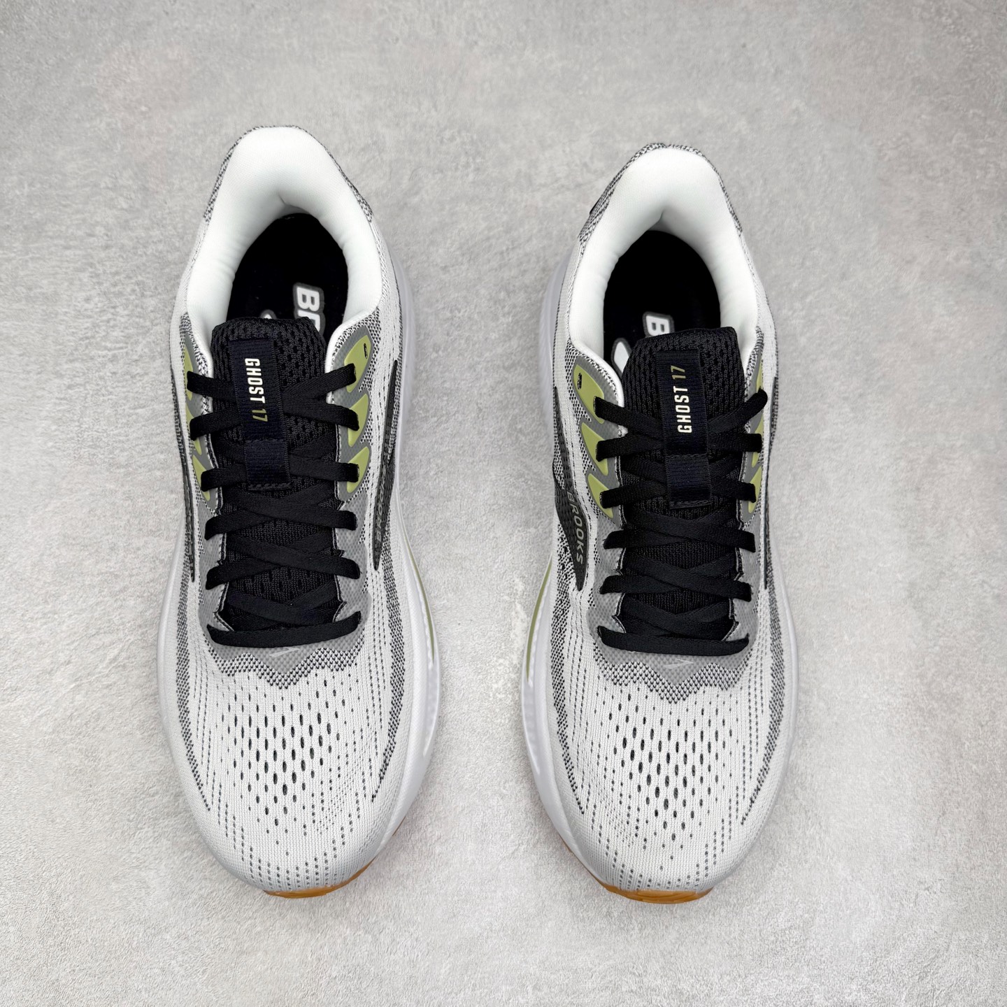 图片[2]-Brooks布鲁克斯 Ghost 17 马拉松舒适百搭防滑耐磨低帮跑步鞋 Brooks 四大跑鞋之一 百年品牌 跑鞋从外形上基本就能判断这是一款速度跑鞋 简洁干练的外形结构和极强的运动流线型看着非常有速度感 上脚的第一感觉是非常轻 美码9码的鞋单只206g不到 从个人偏好来说 200g左右的竞速鞋最具安全感 鞋面采用单层网布 很薄 前掌使用了大量开放式网眼 排气直接快速 透气性上乘 鞋舌也是轻量化设计 仅为一层麂皮 和脚背完美贴合 鞋舌中央有个防偏穿孔 从实际穿着来看 通常鞋舌都是外偏 如果是防偏穿孔位于中心 防偏效果其实并不十分有效 如果采用趋外侧的偏心设计更有效 鞋帮泡棉填充量不大 但非常紧凑 贴合舒适 包裹稳固 内置硬质TPU保证必要的稳定性 跑鞋中底采用的是DNA FLASH科技材料 DNA FLASH中底科技 是Brooks第一款将氮气注入中底的创新科技 主要原理是借助“超临界流体”发泡技术 将液态氮稳定的转化为气态氮 并使其均匀地形成无数紧密贴合的密闭式气囊结构 尺码：36 36.5 37.5 38 38.5 39 40 40.5 41 42 42.5 43 44 44.5 45 46-选品中心