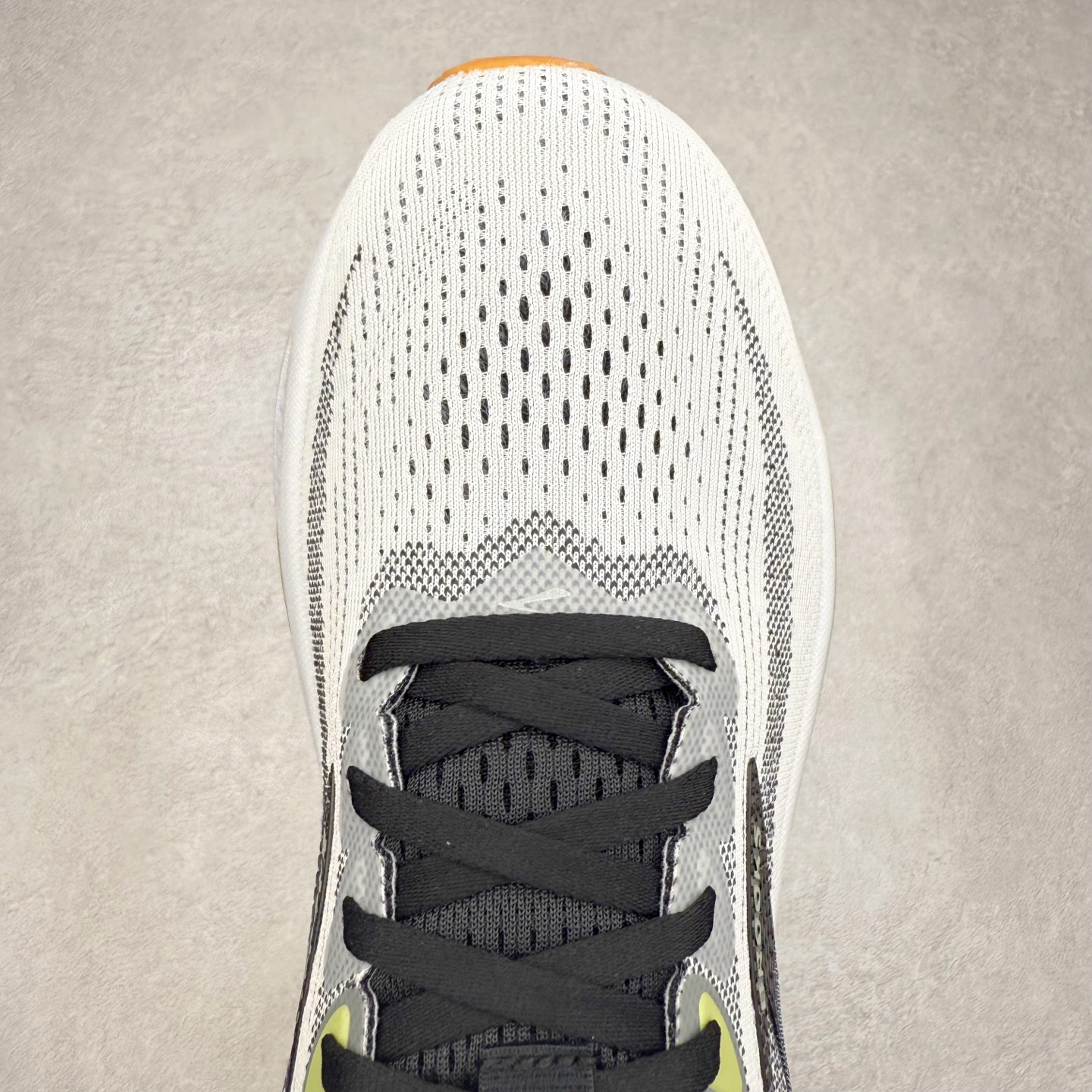 图片[4]-Brooks布鲁克斯 Ghost 17 马拉松舒适百搭防滑耐磨低帮跑步鞋 Brooks 四大跑鞋之一 百年品牌 跑鞋从外形上基本就能判断这是一款速度跑鞋 简洁干练的外形结构和极强的运动流线型看着非常有速度感 上脚的第一感觉是非常轻 美码9码的鞋单只206g不到 从个人偏好来说 200g左右的竞速鞋最具安全感 鞋面采用单层网布 很薄 前掌使用了大量开放式网眼 排气直接快速 透气性上乘 鞋舌也是轻量化设计 仅为一层麂皮 和脚背完美贴合 鞋舌中央有个防偏穿孔 从实际穿着来看 通常鞋舌都是外偏 如果是防偏穿孔位于中心 防偏效果其实并不十分有效 如果采用趋外侧的偏心设计更有效 鞋帮泡棉填充量不大 但非常紧凑 贴合舒适 包裹稳固 内置硬质TPU保证必要的稳定性 跑鞋中底采用的是DNA FLASH科技材料 DNA FLASH中底科技 是Brooks第一款将氮气注入中底的创新科技 主要原理是借助“超临界流体”发泡技术 将液态氮稳定的转化为气态氮 并使其均匀地形成无数紧密贴合的密闭式气囊结构 尺码：36 36.5 37.5 38 38.5 39 40 40.5 41 42 42.5 43 44 44.5 45 46-选品中心