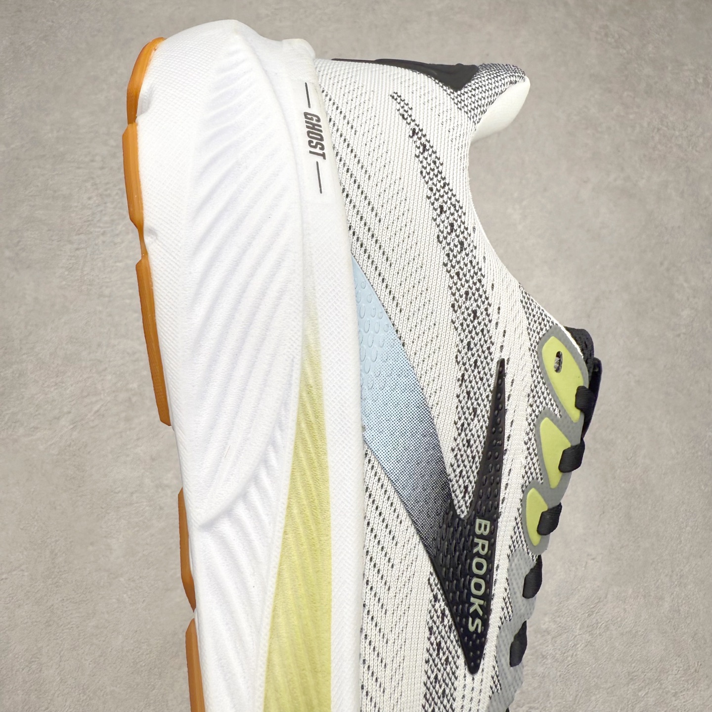 图片[6]-Brooks布鲁克斯 Ghost 17 马拉松舒适百搭防滑耐磨低帮跑步鞋 Brooks 四大跑鞋之一 百年品牌 跑鞋从外形上基本就能判断这是一款速度跑鞋 简洁干练的外形结构和极强的运动流线型看着非常有速度感 上脚的第一感觉是非常轻 美码9码的鞋单只206g不到 从个人偏好来说 200g左右的竞速鞋最具安全感 鞋面采用单层网布 很薄 前掌使用了大量开放式网眼 排气直接快速 透气性上乘 鞋舌也是轻量化设计 仅为一层麂皮 和脚背完美贴合 鞋舌中央有个防偏穿孔 从实际穿着来看 通常鞋舌都是外偏 如果是防偏穿孔位于中心 防偏效果其实并不十分有效 如果采用趋外侧的偏心设计更有效 鞋帮泡棉填充量不大 但非常紧凑 贴合舒适 包裹稳固 内置硬质TPU保证必要的稳定性 跑鞋中底采用的是DNA FLASH科技材料 DNA FLASH中底科技 是Brooks第一款将氮气注入中底的创新科技 主要原理是借助“超临界流体”发泡技术 将液态氮稳定的转化为气态氮 并使其均匀地形成无数紧密贴合的密闭式气囊结构 尺码：36 36.5 37.5 38 38.5 39 40 40.5 41 42 42.5 43 44 44.5 45 46-选品中心
