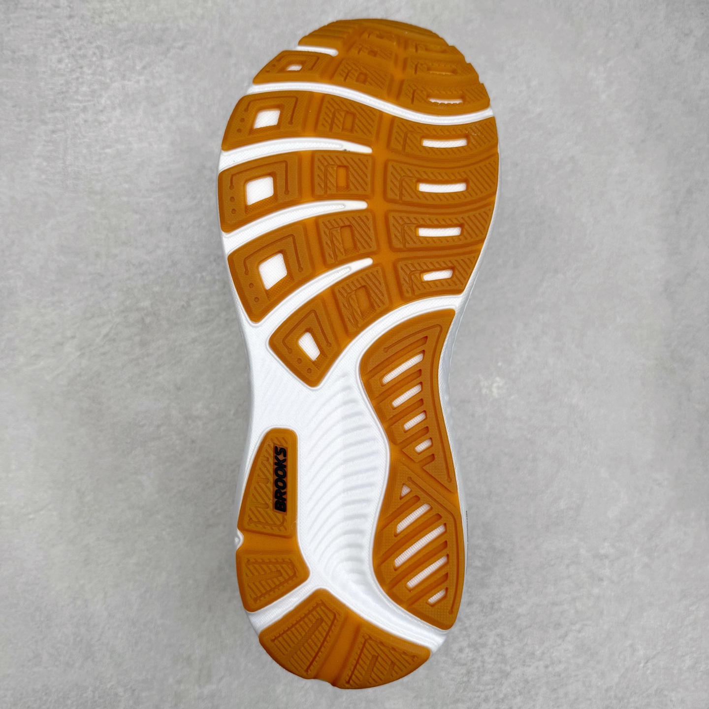 图片[9]-Brooks布鲁克斯 Ghost 17 马拉松舒适百搭防滑耐磨低帮跑步鞋 Brooks 四大跑鞋之一 百年品牌 跑鞋从外形上基本就能判断这是一款速度跑鞋 简洁干练的外形结构和极强的运动流线型看着非常有速度感 上脚的第一感觉是非常轻 美码9码的鞋单只206g不到 从个人偏好来说 200g左右的竞速鞋最具安全感 鞋面采用单层网布 很薄 前掌使用了大量开放式网眼 排气直接快速 透气性上乘 鞋舌也是轻量化设计 仅为一层麂皮 和脚背完美贴合 鞋舌中央有个防偏穿孔 从实际穿着来看 通常鞋舌都是外偏 如果是防偏穿孔位于中心 防偏效果其实并不十分有效 如果采用趋外侧的偏心设计更有效 鞋帮泡棉填充量不大 但非常紧凑 贴合舒适 包裹稳固 内置硬质TPU保证必要的稳定性 跑鞋中底采用的是DNA FLASH科技材料 DNA FLASH中底科技 是Brooks第一款将氮气注入中底的创新科技 主要原理是借助“超临界流体”发泡技术 将液态氮稳定的转化为气态氮 并使其均匀地形成无数紧密贴合的密闭式气囊结构 尺码：36 36.5 37.5 38 38.5 39 40 40.5 41 42 42.5 43 44 44.5 45 46-选品中心