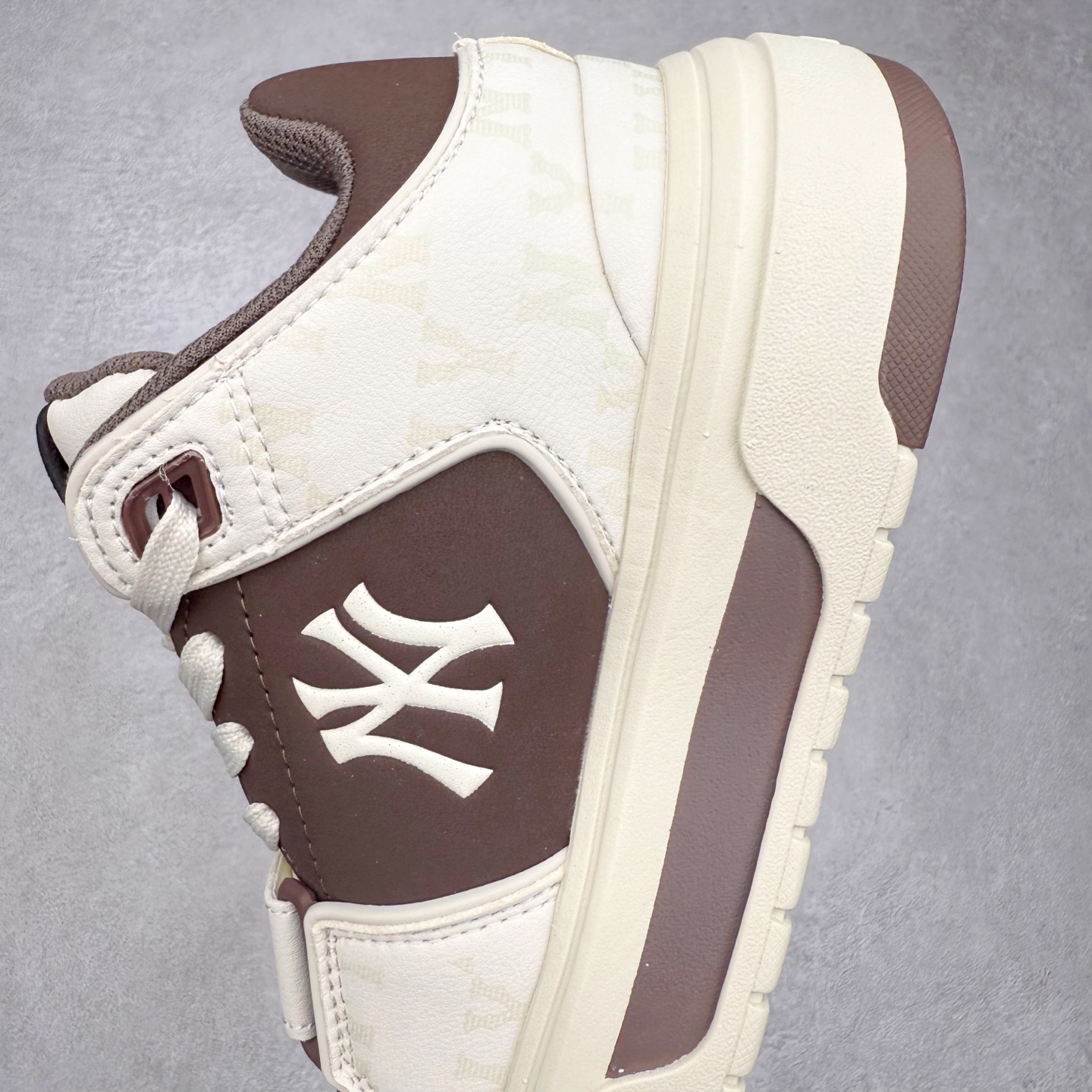 图片[7]-MLB Chunky Liner Basic 复古印花学长鞋系列低帮轻量增高厚底百搭休闲运动慢跑鞋板鞋 Korea韩国联名NY美国榄球纽约洋基队限定 韩国代购专供 全套原楦原纸板原厂数据开发 正确中底拉帮中底网布细节 平台代购专供 左脚内置芯片 韩国代购吊牌标贴 独家一比一RB+MD组合大底 高频后跟小人Logo精准对位立体饱满 正确网布加超迁鞋面 转印中底走线紧密 转印Logo工艺表层防刮不掉色 尺码：35 36 36.5 37.5 38 38.5 39 40 40.5 41 42 42.5 43 44 45-选品中心