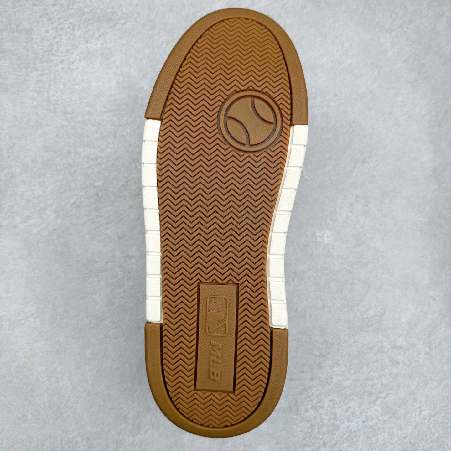 图片[9]-MLB Chunky Liner Basic 复古印花学长鞋系列低帮轻量增高厚底百搭休闲运动慢跑鞋板鞋 Korea韩国联名NY美国榄球纽约洋基队限定 韩国代购专供 全套原楦原纸板原厂数据开发 正确中底拉帮中底网布细节 平台代购专供 左脚内置芯片 韩国代购吊牌标贴 独家一比一RB+MD组合大底 高频后跟小人Logo精准对位立体饱满 正确网布加超迁鞋面 转印中底走线紧密 转印Logo工艺表层防刮不掉色 尺码：35 36 36.5 37.5 38 38.5 39 40 40.5 41 42 42.5 43 44 45-选品中心