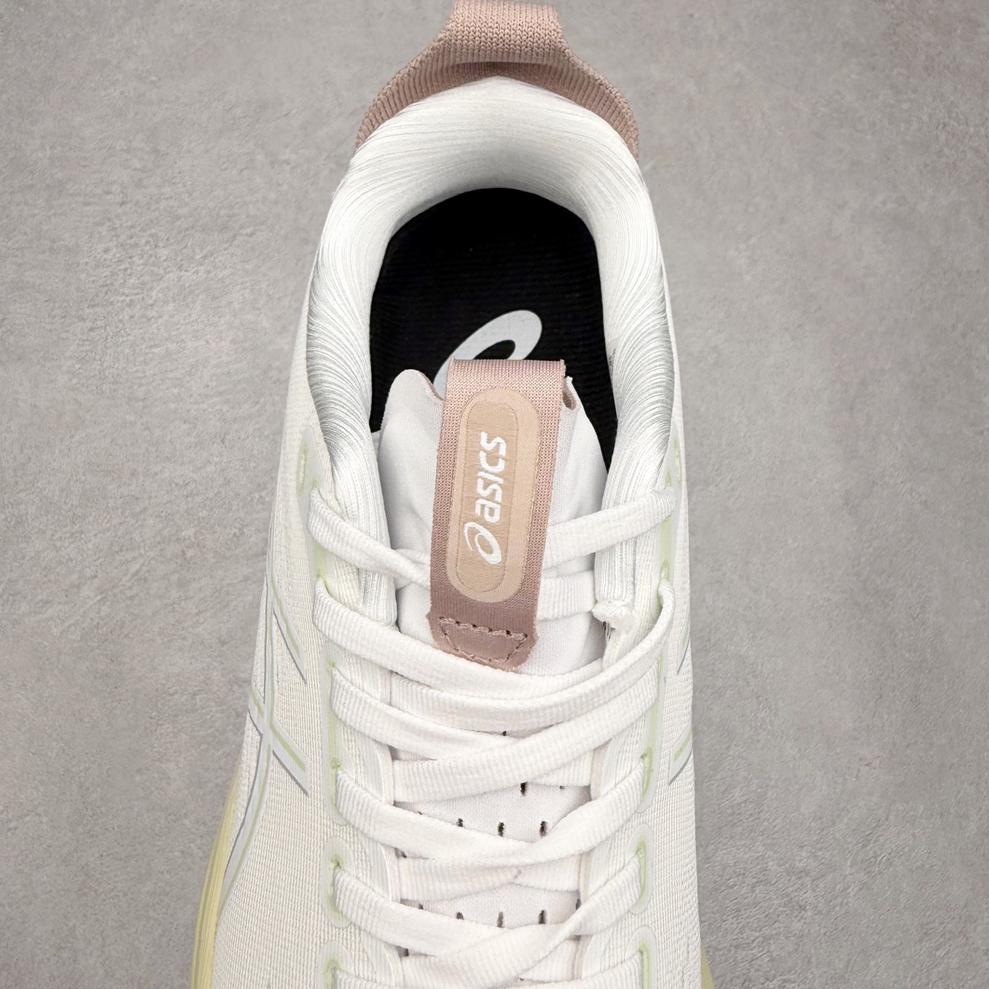 图片[5]-Asics Gel-Kayano 32 亚瑟士卡亚诺32代低帮专业有氧超轻量休闲运动全能慢跑鞋全球知名运动品牌ASICS正式推出新款GEL-KAYANO 32跑鞋，旨在通过全新稳定结构以提升产品可适性，满足跑者的足部稳定需求，让每一位跑者从起跑到结束都能够感受到焕然一新的稳定性与舒适性，从而帮助更多人找到身心平衡，获得自在舒适的健康生活方式。秉持着ASICS亚瑟士的设计哲学，全新一代GEL-KAYANO 32应运而生。为进一步升级产品的稳定性，GEL-KAYANO 采用了全新4D引导系统，通过内侧稳定装置提升可适性，满足足部稳定需求，帮助足弓迅速返回到平衡位置。作为基于生物力学研究打造的全新稳定结构，4D引导系统不仅提升了跑鞋对双脚的支撑性，它还将人体不同的运动状态纳入设计考量，帮助跑者在多种跑动强度下获得充足的稳定性和理想的舒适度。尺码：36 37 37.5 38 39.5 40 40.5 41.5 42 42.5 43.5 44 44.5 45-选品中心