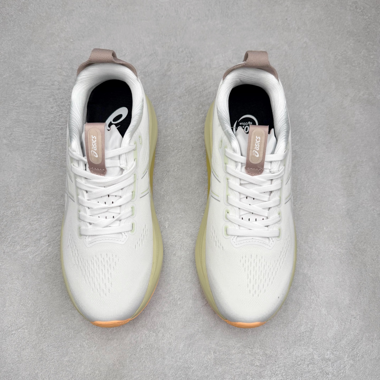 图片[2]-Asics Gel-Kayano 32 亚瑟士卡亚诺32代低帮专业有氧超轻量休闲运动全能慢跑鞋全球知名运动品牌ASICS正式推出新款GEL-KAYANO 32跑鞋，旨在通过全新稳定结构以提升产品可适性，满足跑者的足部稳定需求，让每一位跑者从起跑到结束都能够感受到焕然一新的稳定性与舒适性，从而帮助更多人找到身心平衡，获得自在舒适的健康生活方式。秉持着ASICS亚瑟士的设计哲学，全新一代GEL-KAYANO 32应运而生。为进一步升级产品的稳定性，GEL-KAYANO 采用了全新4D引导系统，通过内侧稳定装置提升可适性，满足足部稳定需求，帮助足弓迅速返回到平衡位置。作为基于生物力学研究打造的全新稳定结构，4D引导系统不仅提升了跑鞋对双脚的支撑性，它还将人体不同的运动状态纳入设计考量，帮助跑者在多种跑动强度下获得充足的稳定性和理想的舒适度。尺码：36 37 37.5 38 39.5 40 40.5 41.5 42 42.5 43.5 44 44.5 45-选品中心