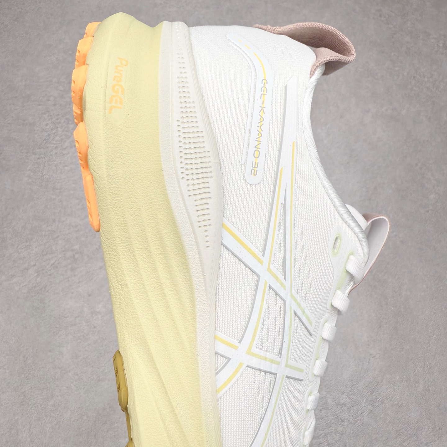 图片[6]-Asics Gel-Kayano 32 亚瑟士卡亚诺32代低帮专业有氧超轻量休闲运动全能慢跑鞋全球知名运动品牌ASICS正式推出新款GEL-KAYANO 32跑鞋，旨在通过全新稳定结构以提升产品可适性，满足跑者的足部稳定需求，让每一位跑者从起跑到结束都能够感受到焕然一新的稳定性与舒适性，从而帮助更多人找到身心平衡，获得自在舒适的健康生活方式。秉持着ASICS亚瑟士的设计哲学，全新一代GEL-KAYANO 32应运而生。为进一步升级产品的稳定性，GEL-KAYANO 采用了全新4D引导系统，通过内侧稳定装置提升可适性，满足足部稳定需求，帮助足弓迅速返回到平衡位置。作为基于生物力学研究打造的全新稳定结构，4D引导系统不仅提升了跑鞋对双脚的支撑性，它还将人体不同的运动状态纳入设计考量，帮助跑者在多种跑动强度下获得充足的稳定性和理想的舒适度。尺码：36 37 37.5 38 39.5 40 40.5 41.5 42 42.5 43.5 44 44.5 45-选品中心