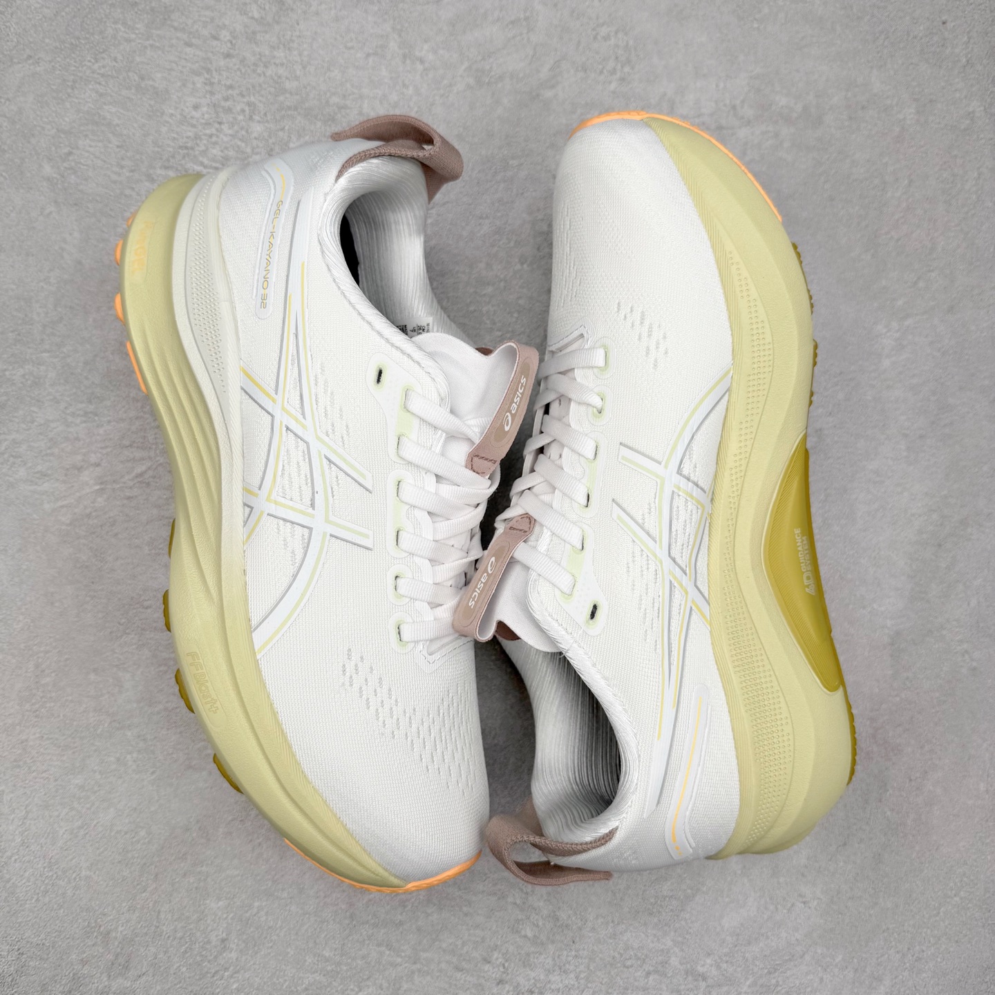 图片[3]-Asics Gel-Kayano 32 亚瑟士卡亚诺32代低帮专业有氧超轻量休闲运动全能慢跑鞋全球知名运动品牌ASICS正式推出新款GEL-KAYANO 32跑鞋，旨在通过全新稳定结构以提升产品可适性，满足跑者的足部稳定需求，让每一位跑者从起跑到结束都能够感受到焕然一新的稳定性与舒适性，从而帮助更多人找到身心平衡，获得自在舒适的健康生活方式。秉持着ASICS亚瑟士的设计哲学，全新一代GEL-KAYANO 32应运而生。为进一步升级产品的稳定性，GEL-KAYANO 采用了全新4D引导系统，通过内侧稳定装置提升可适性，满足足部稳定需求，帮助足弓迅速返回到平衡位置。作为基于生物力学研究打造的全新稳定结构，4D引导系统不仅提升了跑鞋对双脚的支撑性，它还将人体不同的运动状态纳入设计考量，帮助跑者在多种跑动强度下获得充足的稳定性和理想的舒适度。尺码：36 37 37.5 38 39.5 40 40.5 41.5 42 42.5 43.5 44 44.5 45-选品中心