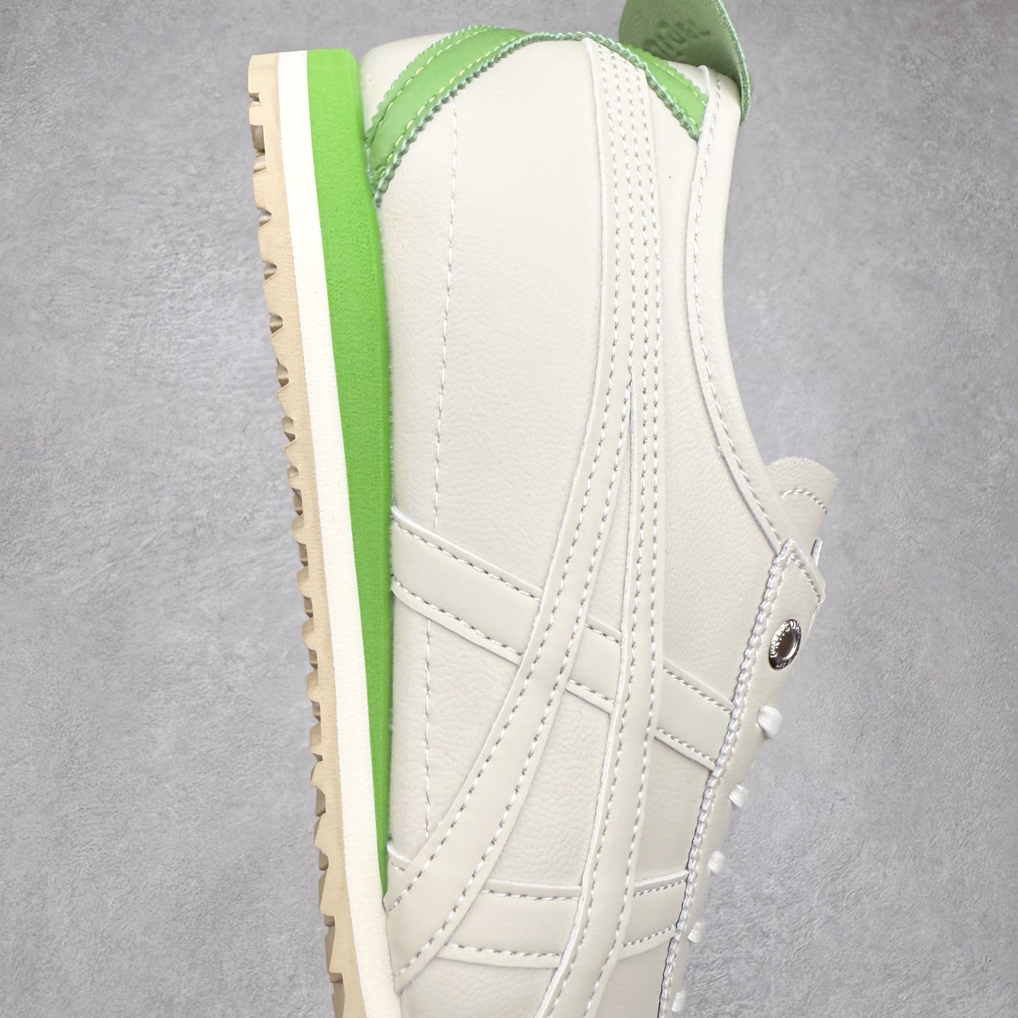 图片[6]-＃C版 Asics Onitsuka Tiger MEXICO 66 亚瑟士鬼冢虎复古经典板鞋 市场王者选手 海外订单工厂出品 长期生产补货永不断码 超成熟稳定的做工品控 原装全套纸板楦头开发 原汁原味 完美呈现版型 私模正确鞋底咬花纹路 一比一鞋头弧度高度鞋身弧度 绝不口嗨 细节品控鞋型随意秒杀市面 原档咬花纹路私模大底 一个单元有六个三角形 总体形拼接呈现花瓣状 官方四联吊牌 原装Ortholite轻量化鞋垫 原盒原配 质保卡 说明书 钢印防尘纸 纸板中底带钢印 乳胶组合鞋垫 支持全方位的对比专柜 产品从款式颜色造型上体现出追求舒适和细节的完美 鞋类更是推崇手工制作的严谨与完美 融舒适性与可穿性的设计风格 注重细节的完美和别致魅力 既保持稳重 又不失轻松的时尚感 尺码：36 37 37.5 38 39 39.5 40 40.5 41.5 42 42.5 43.5 44 45-选品中心