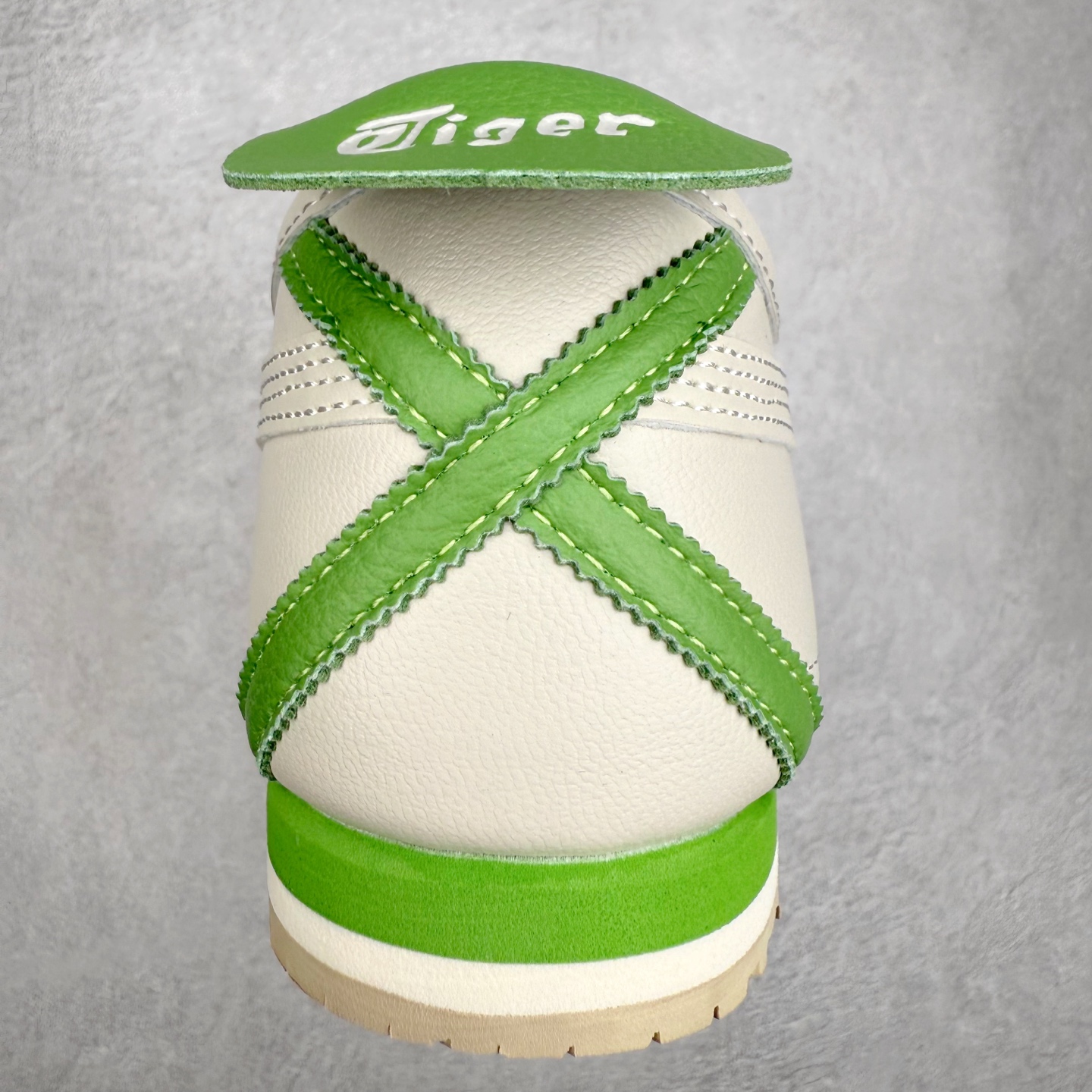 图片[8]-＃C版 Asics Onitsuka Tiger MEXICO 66 亚瑟士鬼冢虎复古经典板鞋 市场王者选手 海外订单工厂出品 长期生产补货永不断码 超成熟稳定的做工品控 原装全套纸板楦头开发 原汁原味 完美呈现版型 私模正确鞋底咬花纹路 一比一鞋头弧度高度鞋身弧度 绝不口嗨 细节品控鞋型随意秒杀市面 原档咬花纹路私模大底 一个单元有六个三角形 总体形拼接呈现花瓣状 官方四联吊牌 原装Ortholite轻量化鞋垫 原盒原配 质保卡 说明书 钢印防尘纸 纸板中底带钢印 乳胶组合鞋垫 支持全方位的对比专柜 产品从款式颜色造型上体现出追求舒适和细节的完美 鞋类更是推崇手工制作的严谨与完美 融舒适性与可穿性的设计风格 注重细节的完美和别致魅力 既保持稳重 又不失轻松的时尚感 尺码：36 37 37.5 38 39 39.5 40 40.5 41.5 42 42.5 43.5 44 45-选品中心