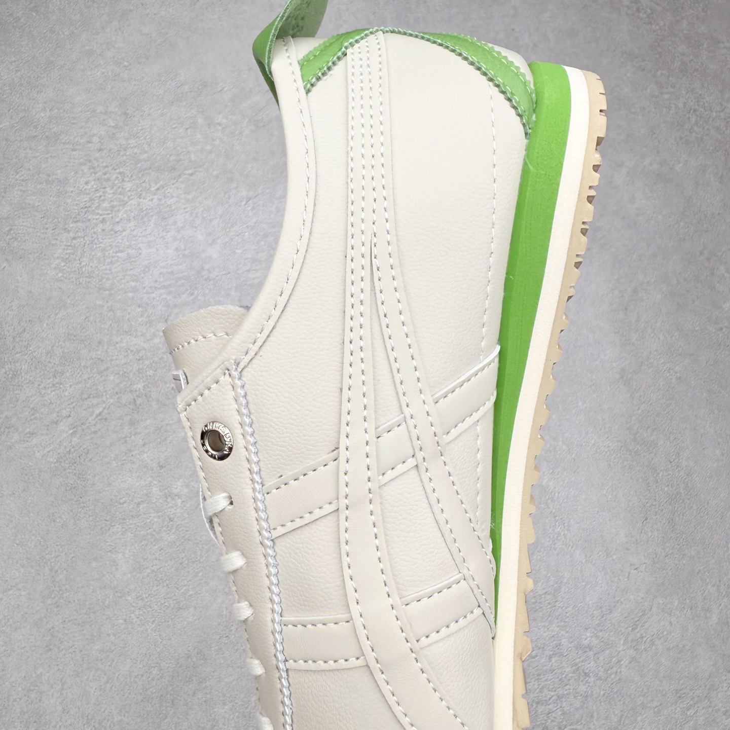 图片[7]-＃C版 Asics Onitsuka Tiger MEXICO 66 亚瑟士鬼冢虎复古经典板鞋 市场王者选手 海外订单工厂出品 长期生产补货永不断码 超成熟稳定的做工品控 原装全套纸板楦头开发 原汁原味 完美呈现版型 私模正确鞋底咬花纹路 一比一鞋头弧度高度鞋身弧度 绝不口嗨 细节品控鞋型随意秒杀市面 原档咬花纹路私模大底 一个单元有六个三角形 总体形拼接呈现花瓣状 官方四联吊牌 原装Ortholite轻量化鞋垫 原盒原配 质保卡 说明书 钢印防尘纸 纸板中底带钢印 乳胶组合鞋垫 支持全方位的对比专柜 产品从款式颜色造型上体现出追求舒适和细节的完美 鞋类更是推崇手工制作的严谨与完美 融舒适性与可穿性的设计风格 注重细节的完美和别致魅力 既保持稳重 又不失轻松的时尚感 尺码：36 37 37.5 38 39 39.5 40 40.5 41.5 42 42.5 43.5 44 45-选品中心