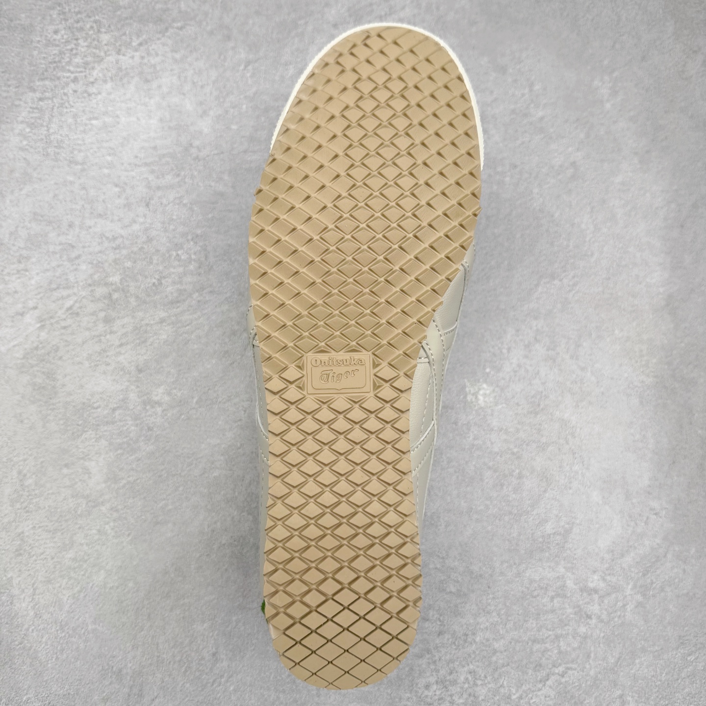 图片[9]-＃C版 Asics Onitsuka Tiger MEXICO 66 亚瑟士鬼冢虎复古经典板鞋 市场王者选手 海外订单工厂出品 长期生产补货永不断码 超成熟稳定的做工品控 原装全套纸板楦头开发 原汁原味 完美呈现版型 私模正确鞋底咬花纹路 一比一鞋头弧度高度鞋身弧度 绝不口嗨 细节品控鞋型随意秒杀市面 原档咬花纹路私模大底 一个单元有六个三角形 总体形拼接呈现花瓣状 官方四联吊牌 原装Ortholite轻量化鞋垫 原盒原配 质保卡 说明书 钢印防尘纸 纸板中底带钢印 乳胶组合鞋垫 支持全方位的对比专柜 产品从款式颜色造型上体现出追求舒适和细节的完美 鞋类更是推崇手工制作的严谨与完美 融舒适性与可穿性的设计风格 注重细节的完美和别致魅力 既保持稳重 又不失轻松的时尚感 尺码：36 37 37.5 38 39 39.5 40 40.5 41.5 42 42.5 43.5 44 45-选品中心