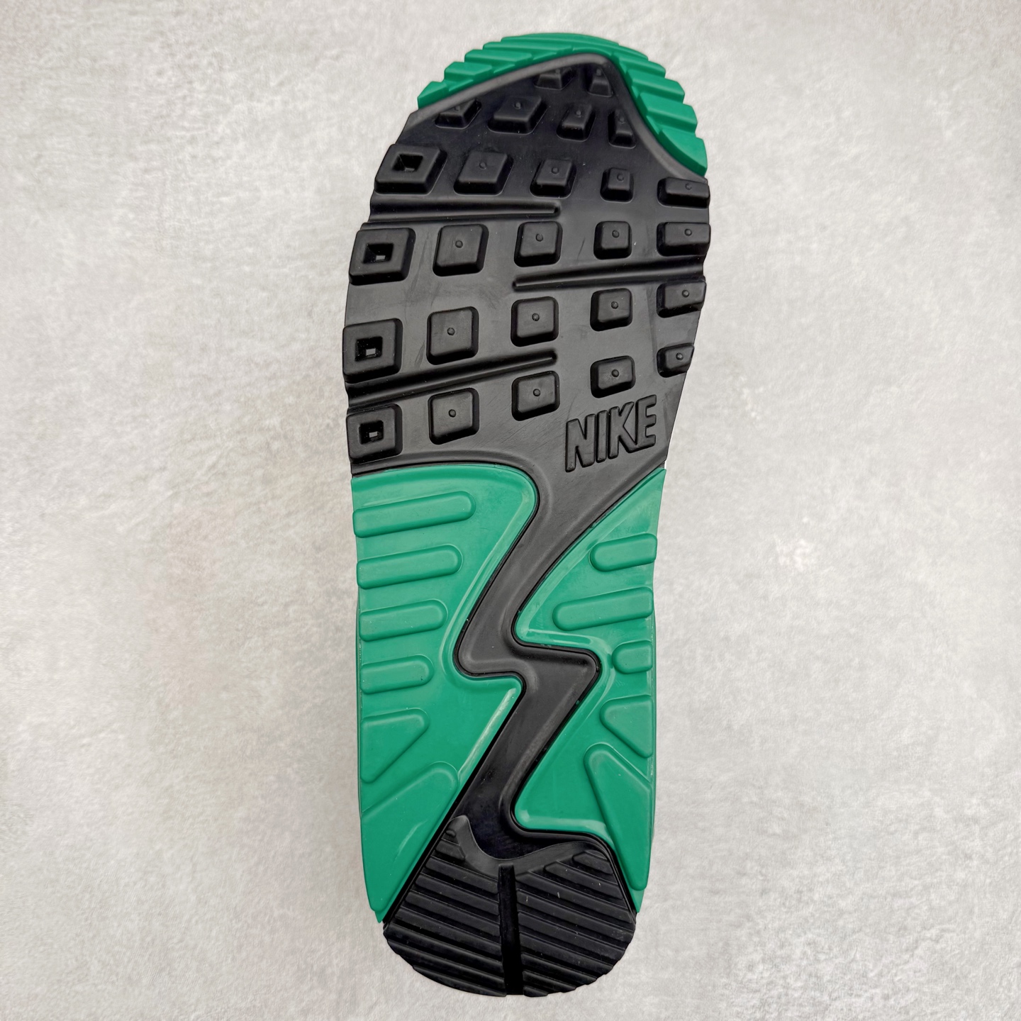 图片[9]-＃MX版 NK Air MAX 90 气垫复古减震跑步鞋 DM0029-006 经典重温 独家陆续补货 外单专供大厂出品 品质稳定 一百余色 终端操作 Air Max 90于1990年推出 来自Air Max系列 在Air Max 1的基础上改进而得 增加了气垫面积 外型上也更为流线 最特別的就是加入了菱纹塑胶嵌板 为Air Max 90增添了许多潮流气息 皮革鞋面 造就出色耐穿性和支撑力 Max Air缓震配置搭配泡棉中底 令Air Max 90轻盈而舒适 华夫格橡胶外底 铸就Air Max 90非凡的抓地力 而Air Max 90不仅是一双跑鞋 它成功跨越了时间的演进 成为了球鞋文化与潮流圈中最熟为人知的鞋款之一 尺码：36 36.5 37.5 38 38.5 39 40 40.5 41 42 42.5 43 44 44.5 45-选品中心