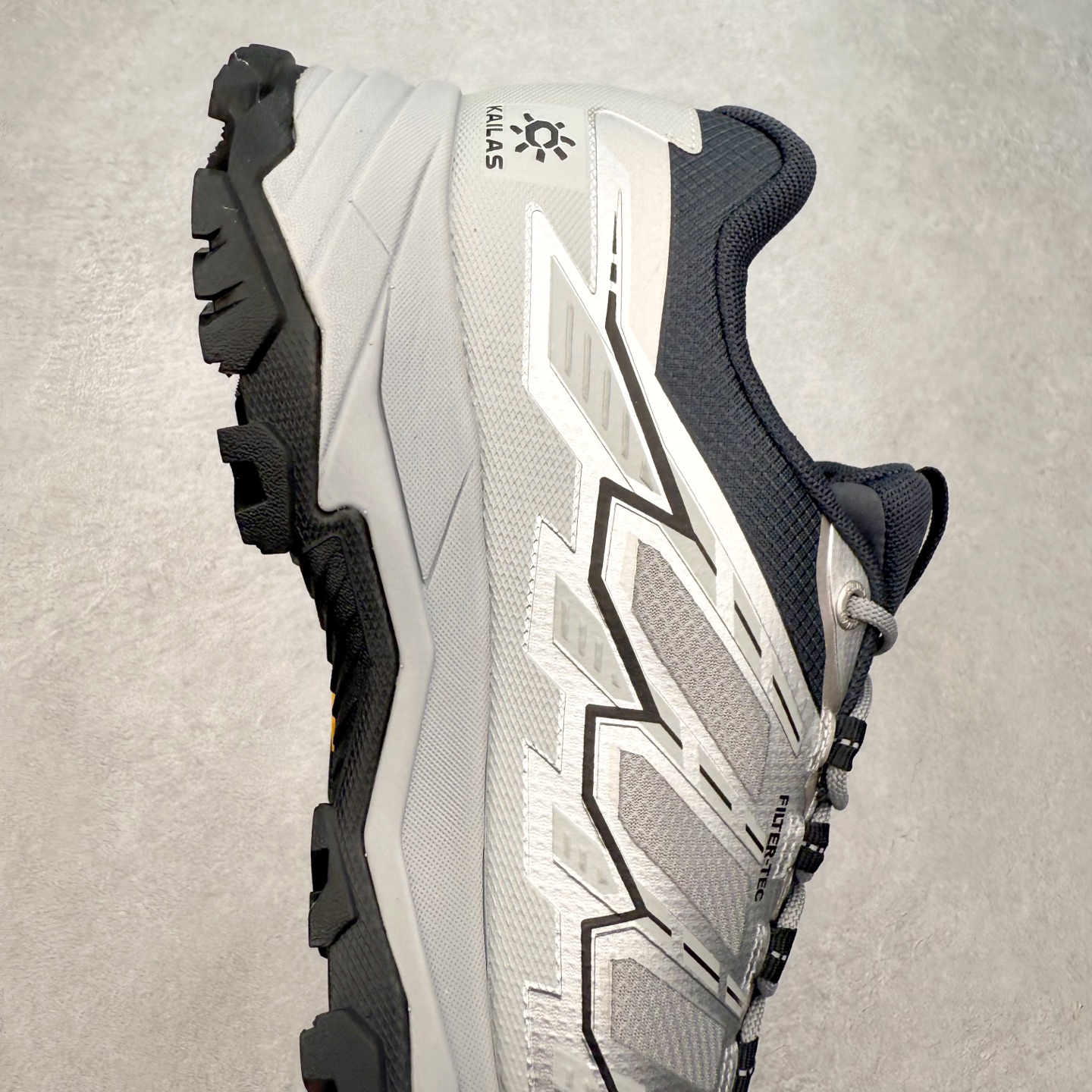 图片[6]-KAILAS 凯乐石远征5代 FLT 舒适简约经典登山 防滑耐磨防水低帮徒步鞋 KAILAS凯乐石品牌是全球三大全系攀登品牌之一，于2003年创立于中国广州，致力于为有攀登梦想的户外运动员及爱好者，研发制造功能性专业装备，满足他们在极限环境下安全舒适的需求，凯乐石专注于科技面料的开发及专业功能设计，产品线覆盖登山、攀岩、徒步、越野跑山、露营、旅行等多项户外运动，通过运动员的测试反馈，不断进化迭代，产品荣获国内外大奖71座，发明专利21个，更突破性的自主研发攀登器械，打造出中国的攀登硬实力。实拍调校N版已经零色差零失真 百分百还原实物色彩所见即所得 不存在货不对板色差等低级问题 选购参考实物拍摄 不混卖不参货 只用心做好货严格选品 承诺混一赔十 尺码：36 36.5 37.5 38 38.5 39 40 40.5 41 42 42.5 43 44 44.5 45-选品中心