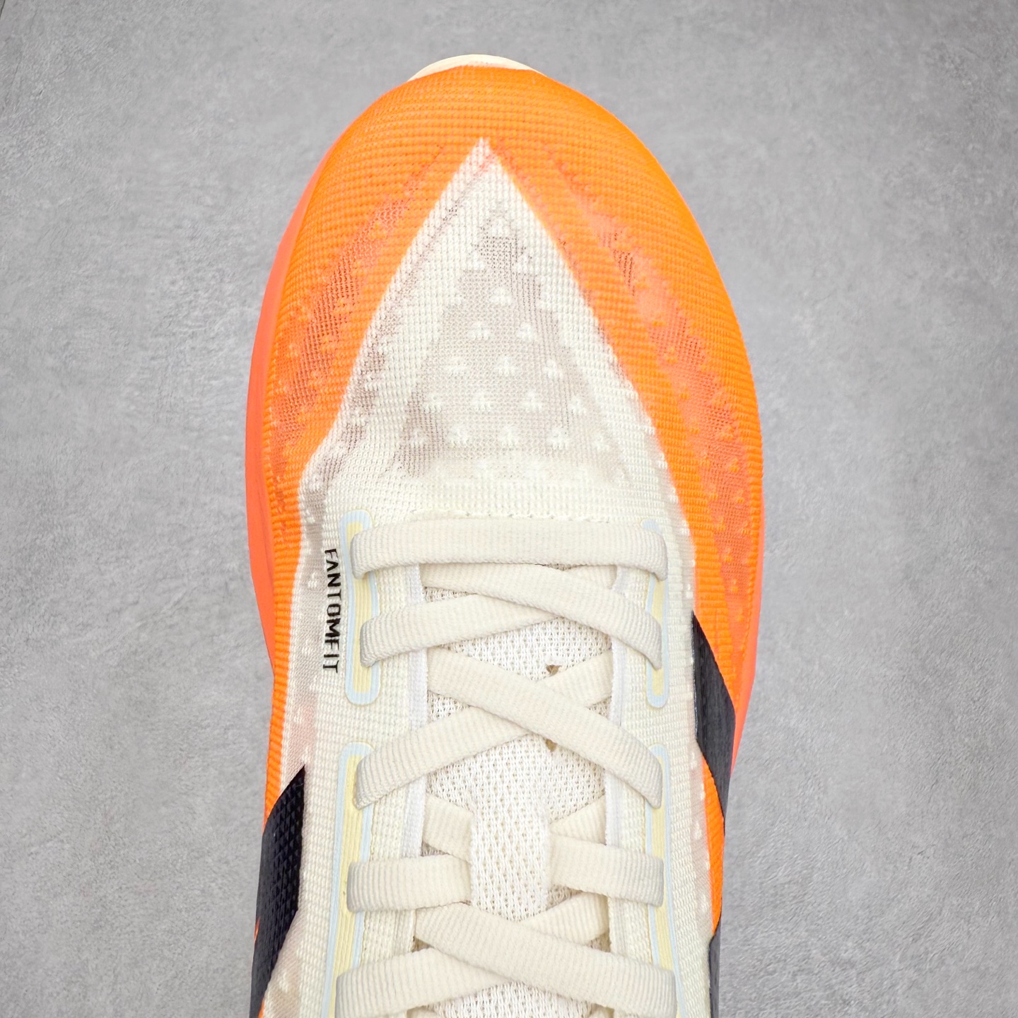 图片[4]-NEW BALANCE Rebel FuelCell Rebel V4 SuperComp Elite 精英版内置碳板 舒适时尚织物减震耐磨低帮马拉松轻量化跑步鞋 NB新百伦于 2019 年夏天首次发布了 Rebel 在制鞋业仍在向强调能量回报的弹力泡沫转变的时候 Rebel 确实是一个叛逆者 快进到 2024 年 Rebel v4 承诺通过重新配制的中底化合物和更高的堆叠高度提供更轻、更有弹性的跑步体验 就像New Balance SC Elite v4一样 Rebel v4 提供了完全重新设计的中底化合物 最新的混合物将 New Balance 专有的 FuelCell 泡沫（TPU 和 EVA 的混合物）与 PEBA 泡沫相结合 带来更弹跳的跑步体验 PEBA是一种超轻 高性能的泡沫 通常出现在镀碳超级鞋中 New Balance Rebel v4、ASICS Novablast 4和Brooks Hyperion Max都是精力充沛的无电镀运动鞋 在速度锻炼和快节奏中大放异彩 这三款鞋都依靠它们的中底泡沫和轻微的摇杆形状来创造一种向前滚动的感觉 而且虽然这些鞋子在堆叠高度和重量方面各不相同 但它们提供了相似的软硬比例 有足够的流行力来加快步伐 尺码：36 37 37.5 38 38.5 39.5 40 40.5 41.5 42 42.5 43 44 45-选品中心