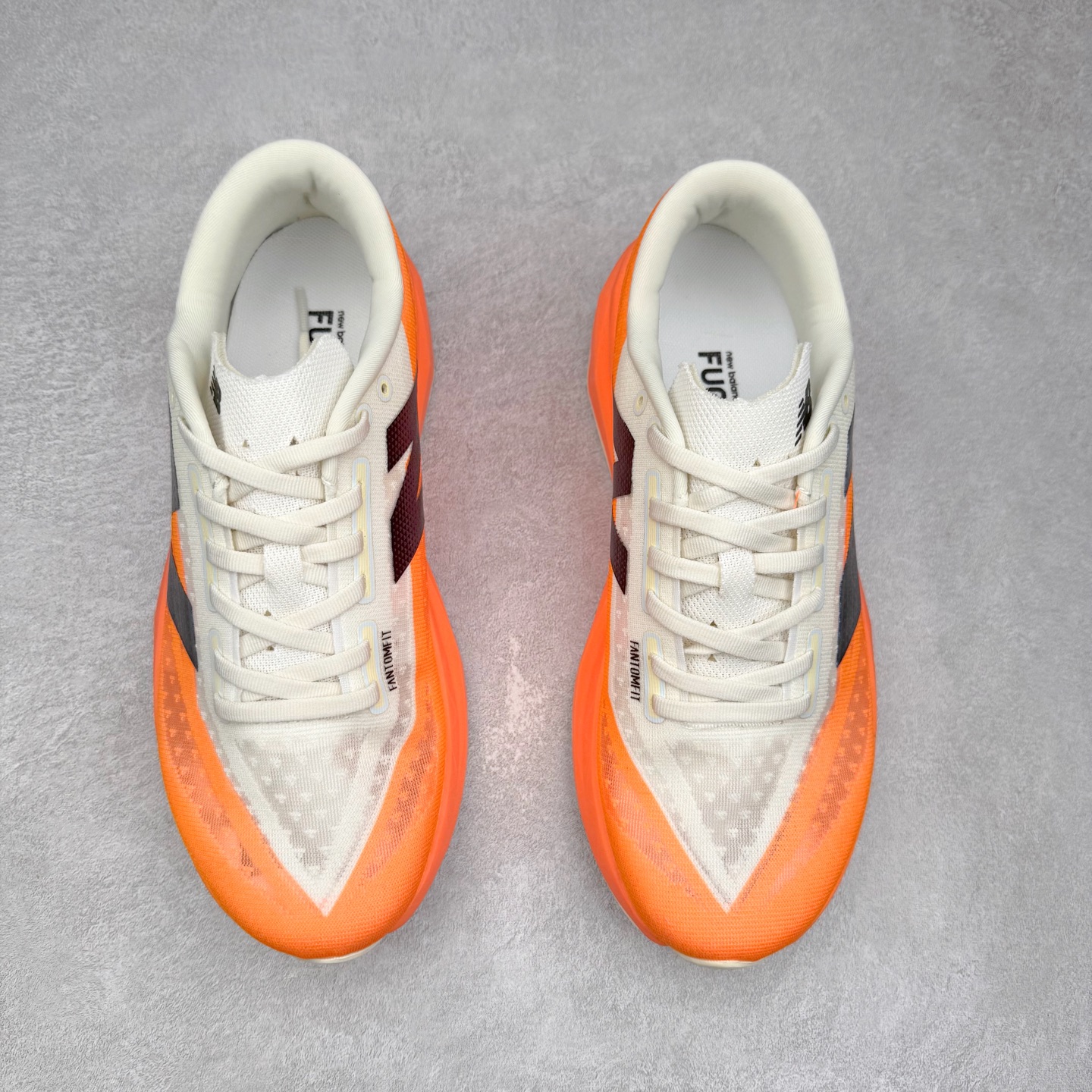 图片[2]-NEW BALANCE Rebel FuelCell Rebel V4 SuperComp Elite 精英版内置碳板 舒适时尚织物减震耐磨低帮马拉松轻量化跑步鞋 NB新百伦于 2019 年夏天首次发布了 Rebel 在制鞋业仍在向强调能量回报的弹力泡沫转变的时候 Rebel 确实是一个叛逆者 快进到 2024 年 Rebel v4 承诺通过重新配制的中底化合物和更高的堆叠高度提供更轻、更有弹性的跑步体验 就像New Balance SC Elite v4一样 Rebel v4 提供了完全重新设计的中底化合物 最新的混合物将 New Balance 专有的 FuelCell 泡沫（TPU 和 EVA 的混合物）与 PEBA 泡沫相结合 带来更弹跳的跑步体验 PEBA是一种超轻 高性能的泡沫 通常出现在镀碳超级鞋中 New Balance Rebel v4、ASICS Novablast 4和Brooks Hyperion Max都是精力充沛的无电镀运动鞋 在速度锻炼和快节奏中大放异彩 这三款鞋都依靠它们的中底泡沫和轻微的摇杆形状来创造一种向前滚动的感觉 而且虽然这些鞋子在堆叠高度和重量方面各不相同 但它们提供了相似的软硬比例 有足够的流行力来加快步伐 尺码：36 37 37.5 38 38.5 39.5 40 40.5 41.5 42 42.5 43 44 45-选品中心