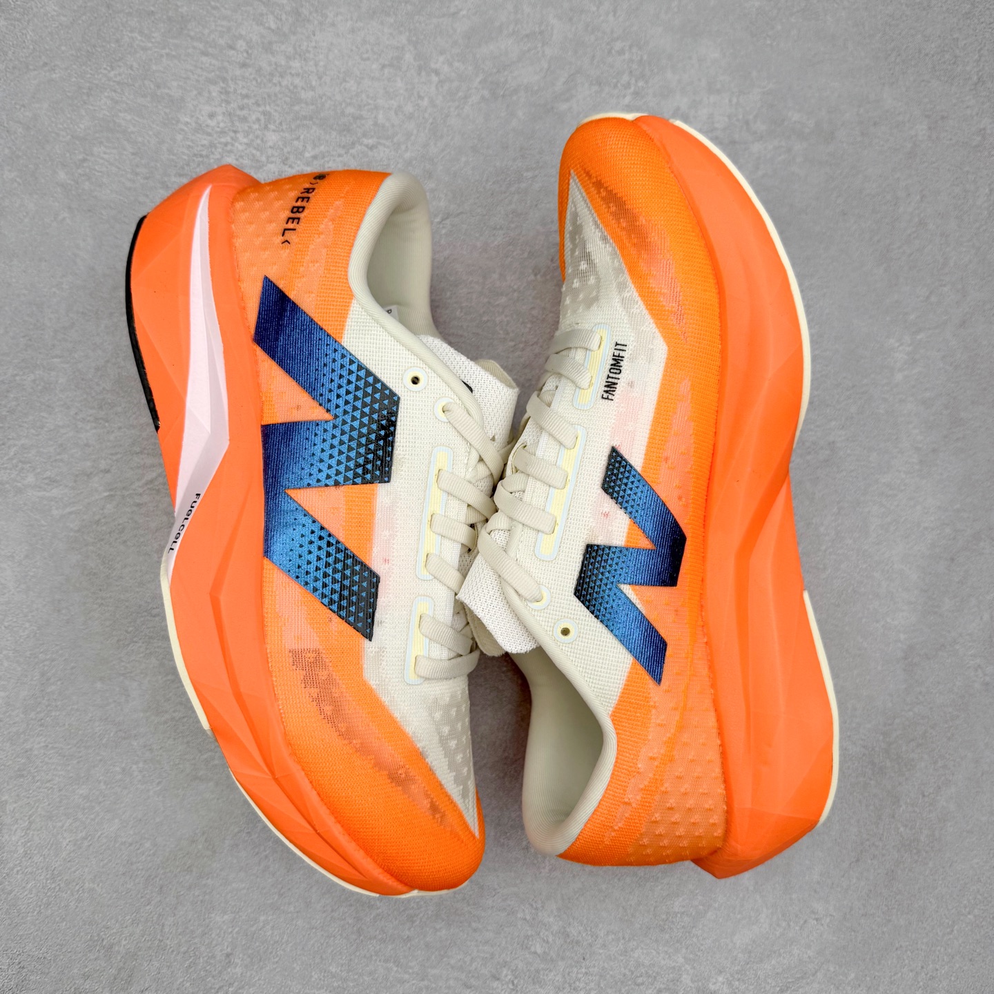 图片[3]-NEW BALANCE Rebel FuelCell Rebel V4 SuperComp Elite 精英版内置碳板 舒适时尚织物减震耐磨低帮马拉松轻量化跑步鞋 NB新百伦于 2019 年夏天首次发布了 Rebel 在制鞋业仍在向强调能量回报的弹力泡沫转变的时候 Rebel 确实是一个叛逆者 快进到 2024 年 Rebel v4 承诺通过重新配制的中底化合物和更高的堆叠高度提供更轻、更有弹性的跑步体验 就像New Balance SC Elite v4一样 Rebel v4 提供了完全重新设计的中底化合物 最新的混合物将 New Balance 专有的 FuelCell 泡沫（TPU 和 EVA 的混合物）与 PEBA 泡沫相结合 带来更弹跳的跑步体验 PEBA是一种超轻 高性能的泡沫 通常出现在镀碳超级鞋中 New Balance Rebel v4、ASICS Novablast 4和Brooks Hyperion Max都是精力充沛的无电镀运动鞋 在速度锻炼和快节奏中大放异彩 这三款鞋都依靠它们的中底泡沫和轻微的摇杆形状来创造一种向前滚动的感觉 而且虽然这些鞋子在堆叠高度和重量方面各不相同 但它们提供了相似的软硬比例 有足够的流行力来加快步伐 尺码：36 37 37.5 38 38.5 39.5 40 40.5 41.5 42 42.5 43 44 45-选品中心