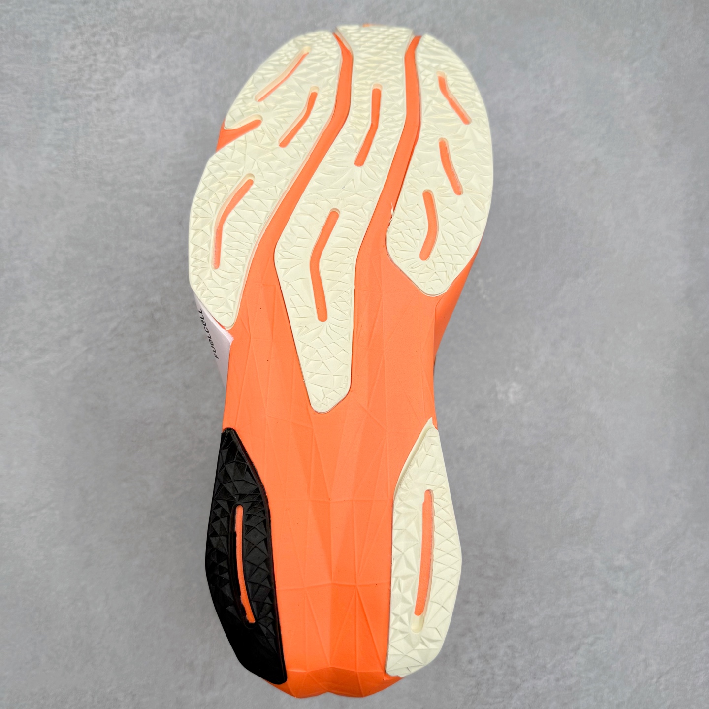 图片[9]-NEW BALANCE Rebel FuelCell Rebel V4 SuperComp Elite 精英版内置碳板 舒适时尚织物减震耐磨低帮马拉松轻量化跑步鞋 NB新百伦于 2019 年夏天首次发布了 Rebel 在制鞋业仍在向强调能量回报的弹力泡沫转变的时候 Rebel 确实是一个叛逆者 快进到 2024 年 Rebel v4 承诺通过重新配制的中底化合物和更高的堆叠高度提供更轻、更有弹性的跑步体验 就像New Balance SC Elite v4一样 Rebel v4 提供了完全重新设计的中底化合物 最新的混合物将 New Balance 专有的 FuelCell 泡沫（TPU 和 EVA 的混合物）与 PEBA 泡沫相结合 带来更弹跳的跑步体验 PEBA是一种超轻 高性能的泡沫 通常出现在镀碳超级鞋中 New Balance Rebel v4、ASICS Novablast 4和Brooks Hyperion Max都是精力充沛的无电镀运动鞋 在速度锻炼和快节奏中大放异彩 这三款鞋都依靠它们的中底泡沫和轻微的摇杆形状来创造一种向前滚动的感觉 而且虽然这些鞋子在堆叠高度和重量方面各不相同 但它们提供了相似的软硬比例 有足够的流行力来加快步伐 尺码：36 37 37.5 38 38.5 39.5 40 40.5 41.5 42 42.5 43 44 45-选品中心